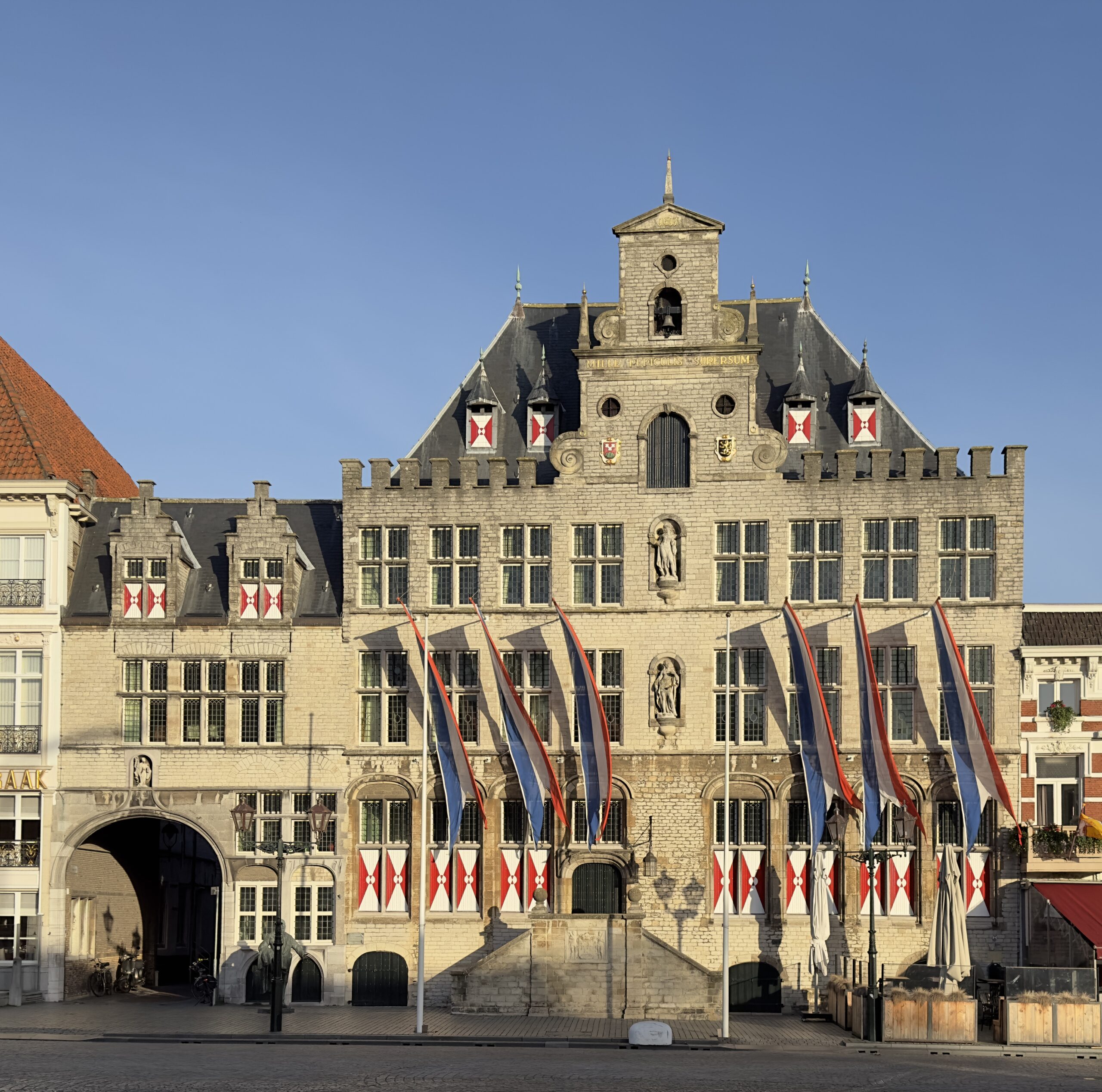 Oud gebouw met vlaggen op een plein
