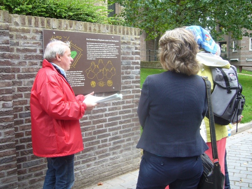 Gids geeft uitleg tijdens een rondwandeling.