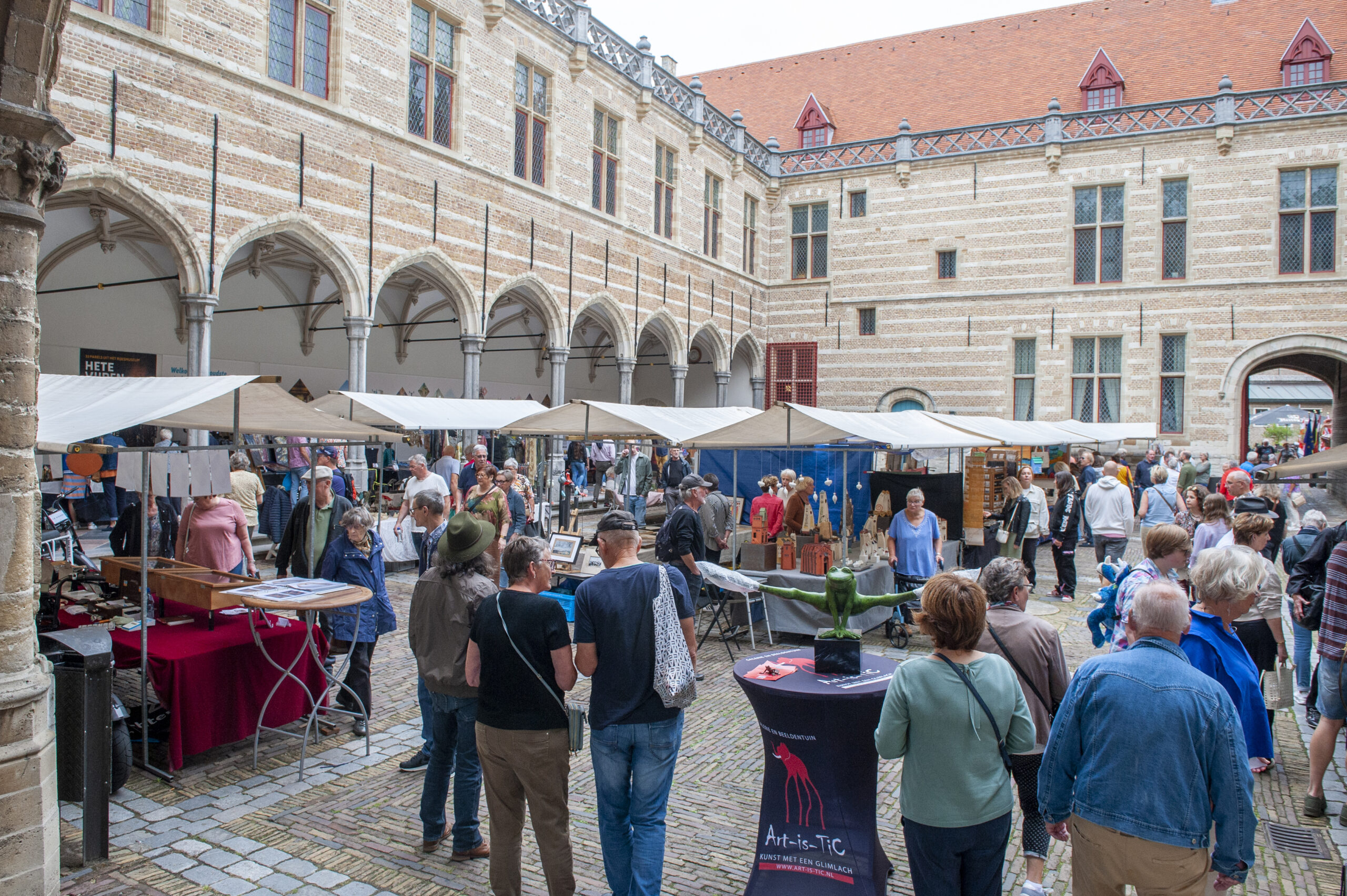Mensenwinkelen op een levendige openluchtmarkt.