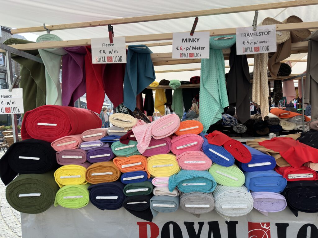 Stoffenmarkt met kleurrijke stoffen op kraamdisplay