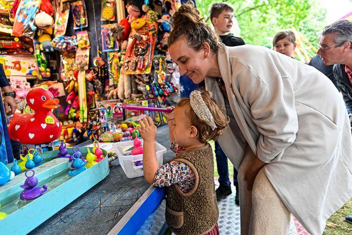 Moeder en dochter spelen spel op kermis
