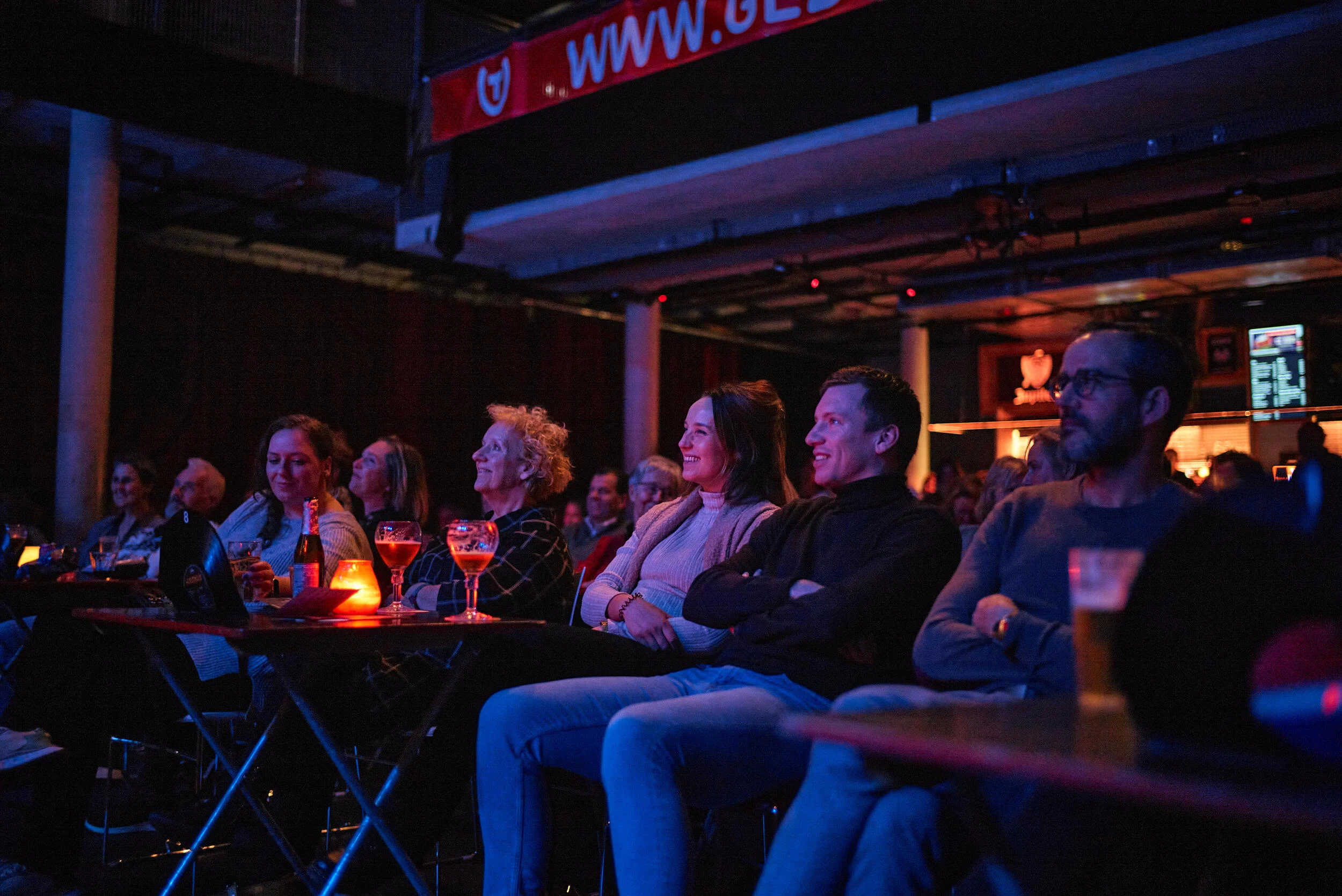 Publiek geniet van een live optreden theater.