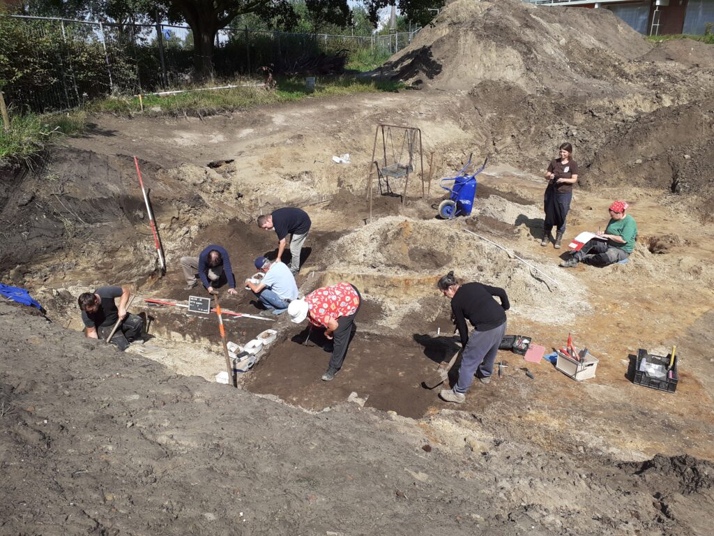 Archeologen graven op een opgravingslocatie buiten.