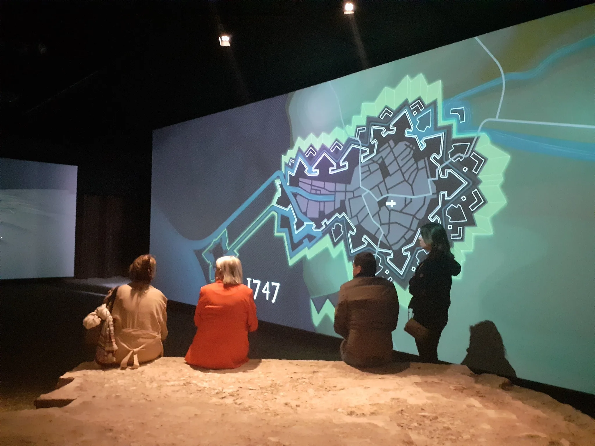 Personen kijken naar interactieve digitale kaartprojectie.