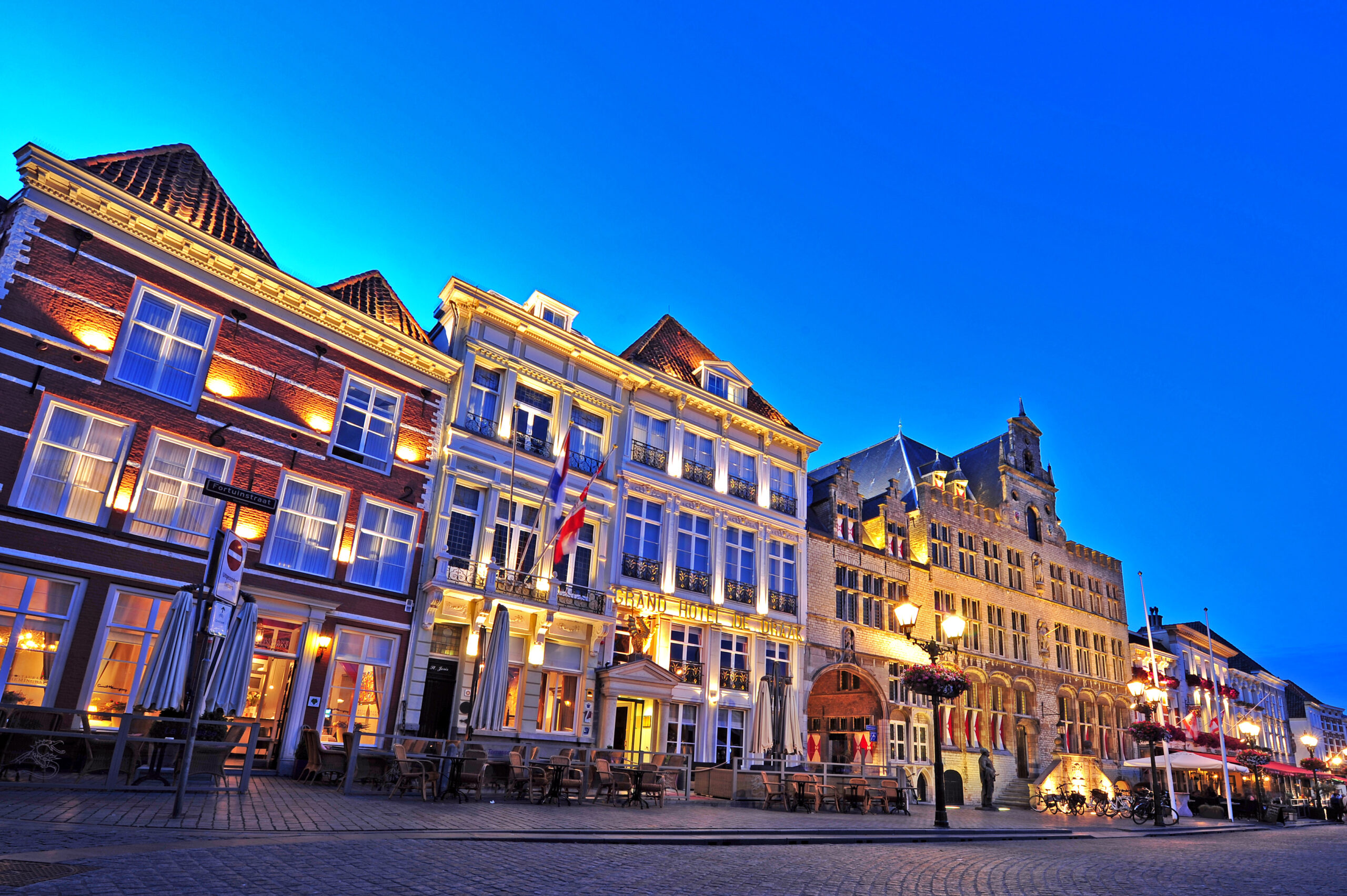 Grote Markt, De Draak, Stadhuis bij avondlicht