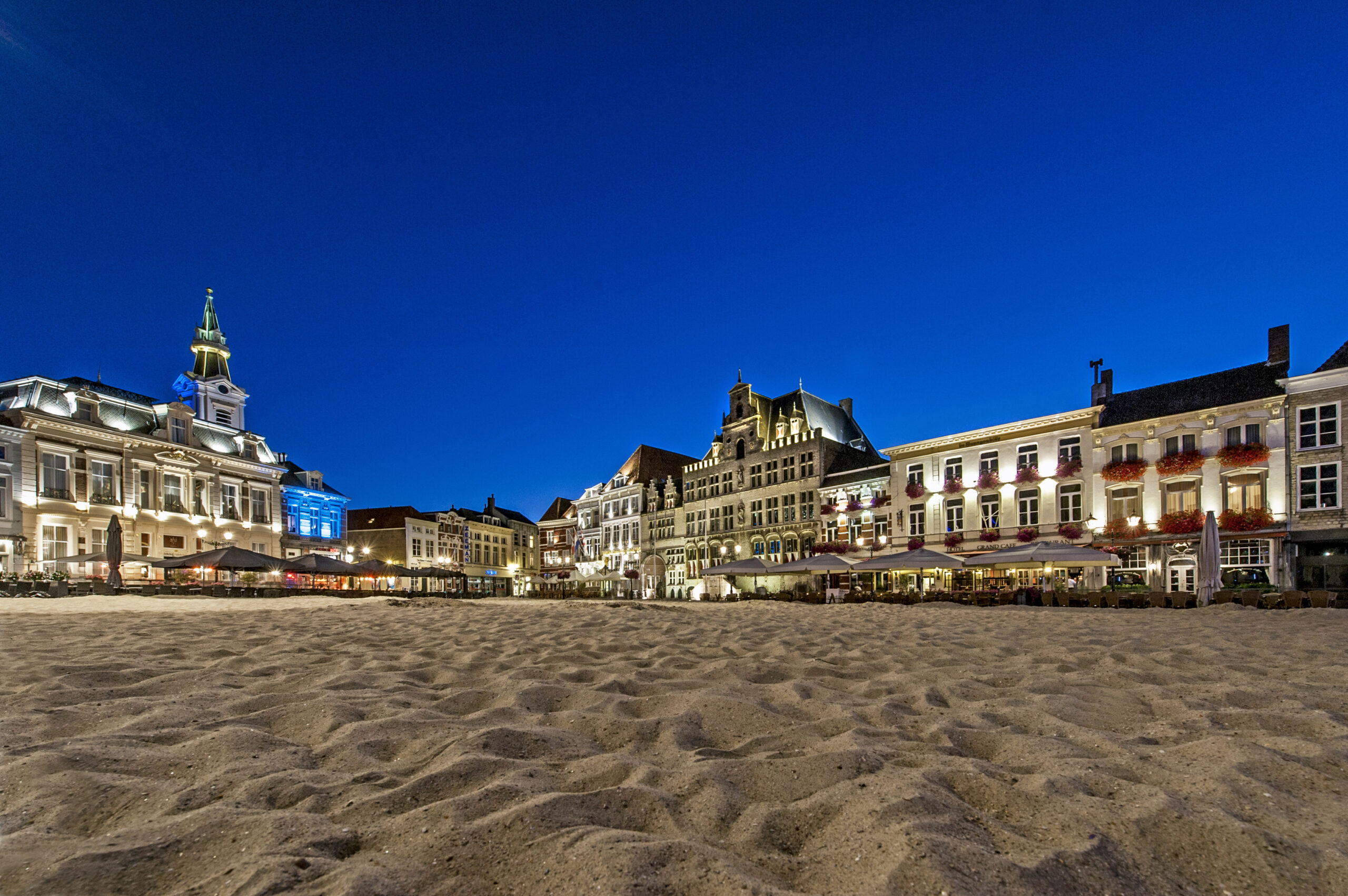 Evening photo of the Grote Markt with sand for the Beach Volleyball competition, Bergen op Zoom