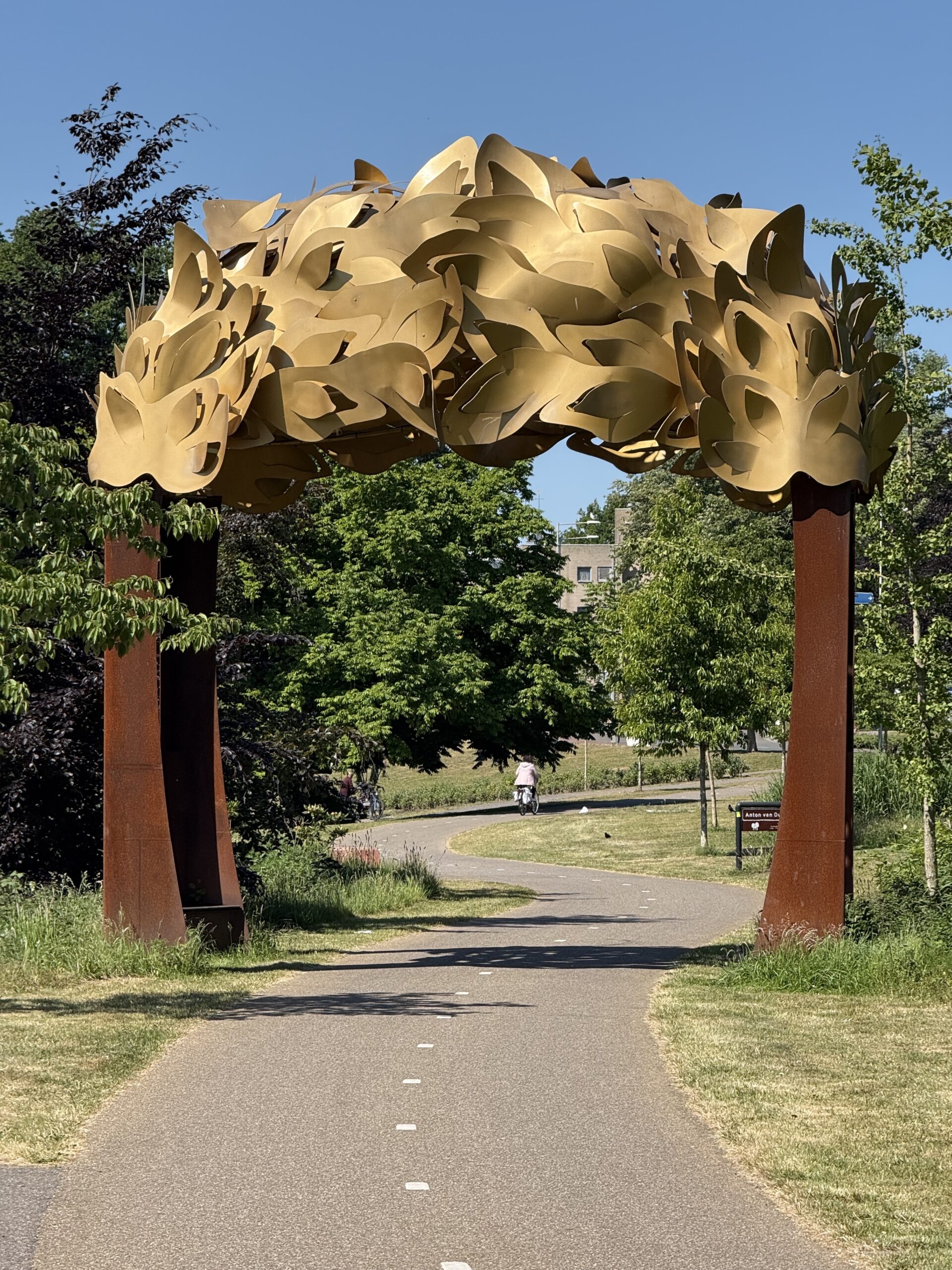 Gouden sculptuur boven wandelpad in park - Bergen op Zoom