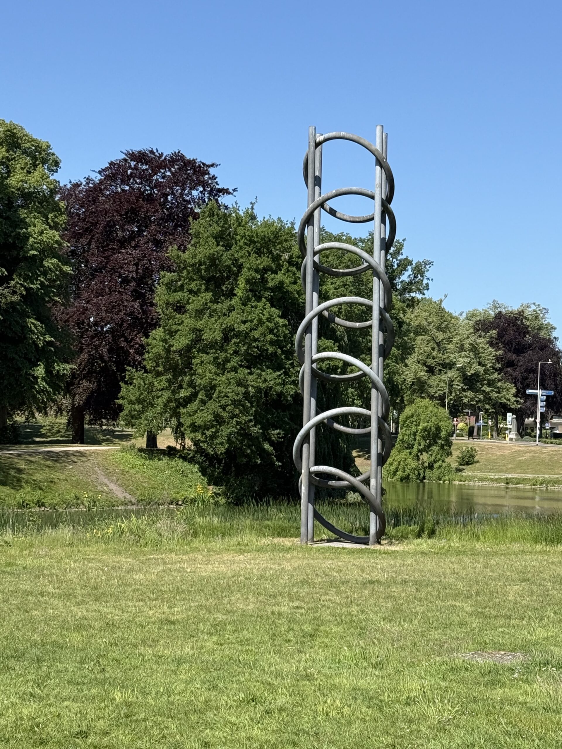 Metalen kunstinstallatie in groene parkomgeving - Bergen op Zoom