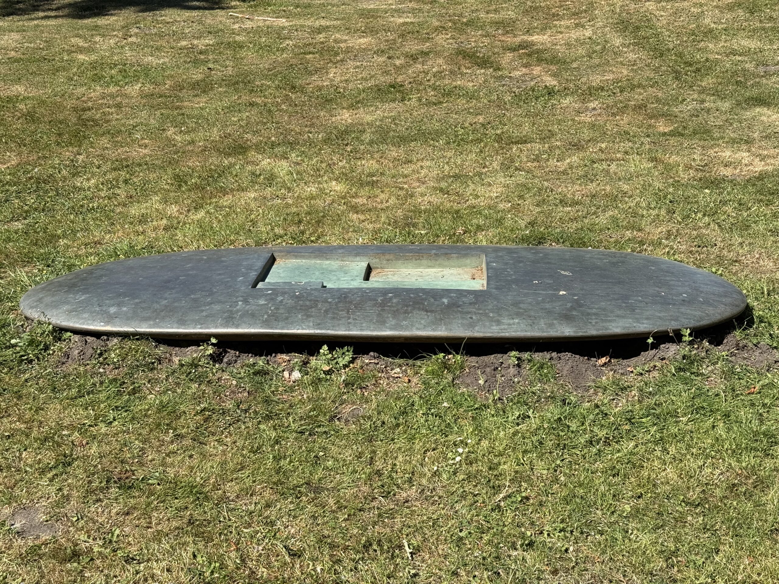 Gedenkplaat op grasveld in het park - Bergen op Zoom