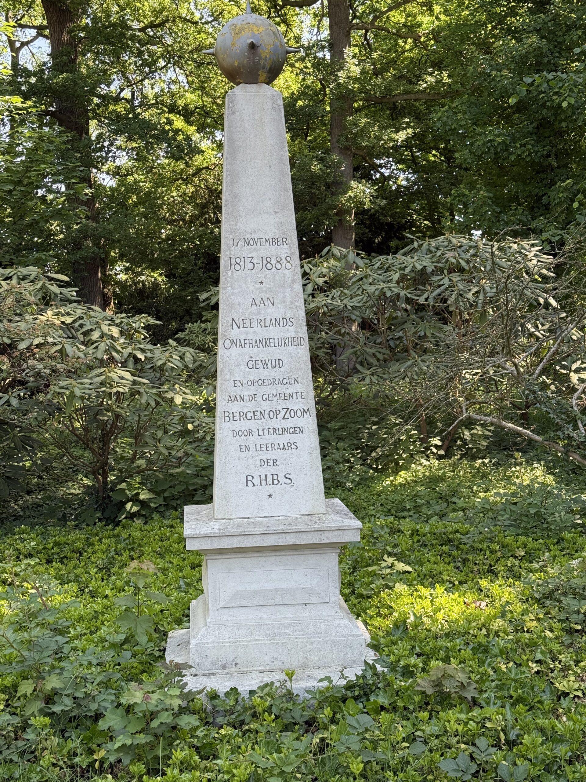 Monument omringd door natuur - Bergen op Zoom