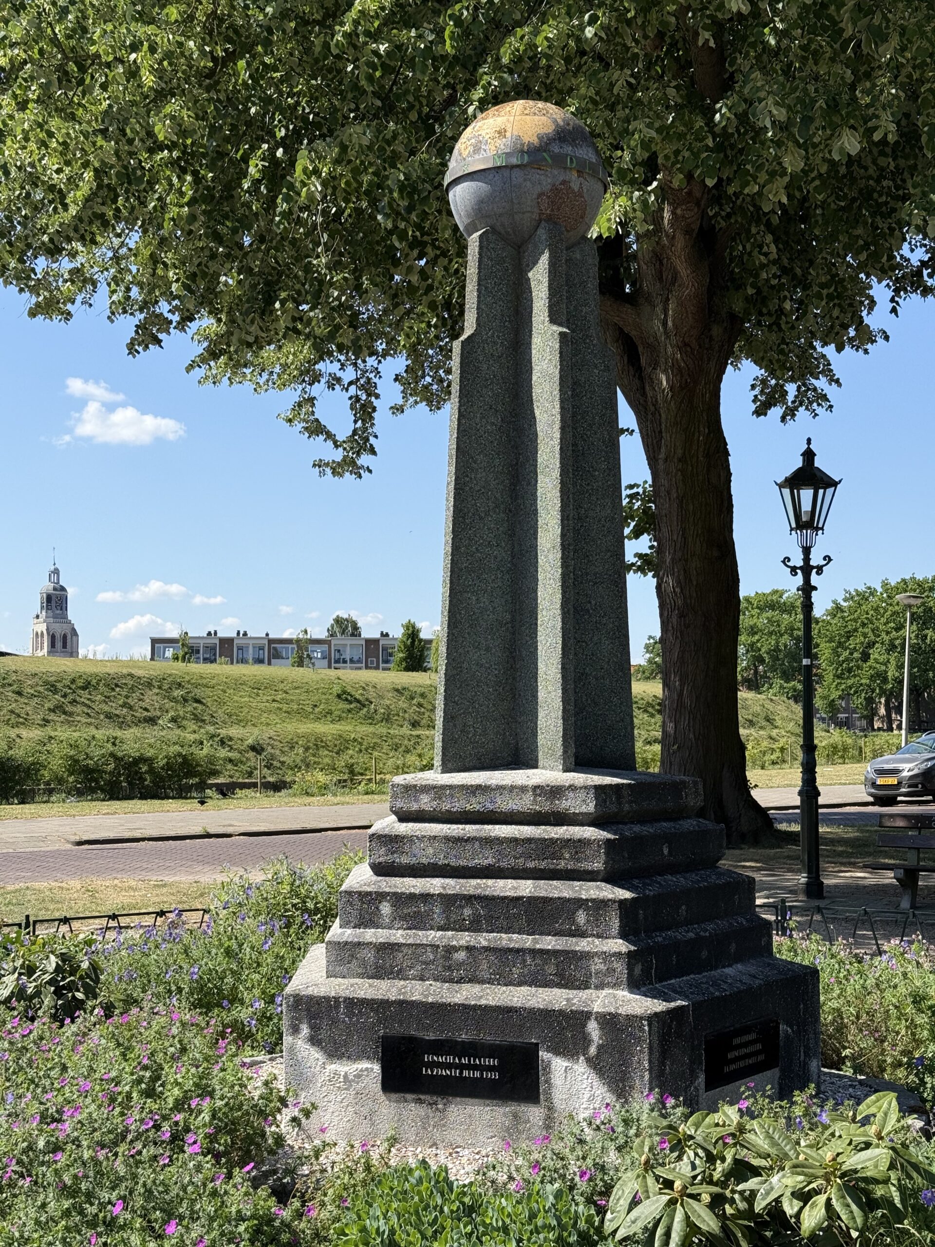 Oorlogsmonument met bomen en blauwe hemel - Bergen op Zoom