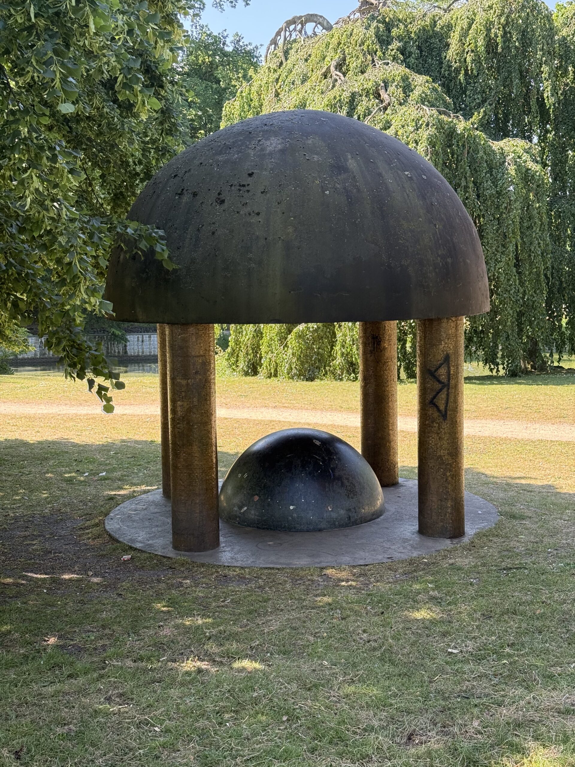 Uniek architectonisch sculptuur in groen park - Bergen op Zoom