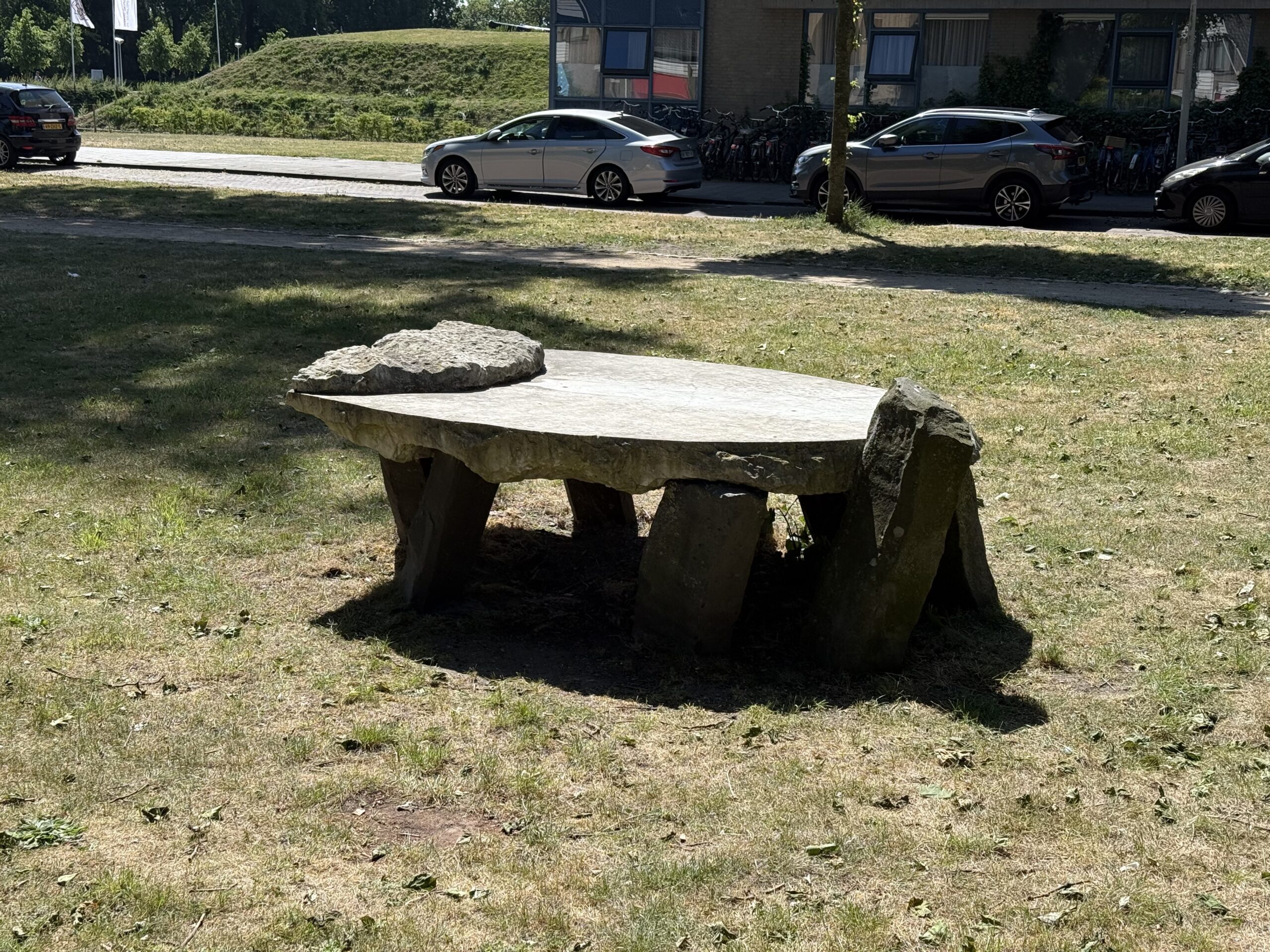 Stenen sculptuur in groen stadspark - Bergen op Zoom