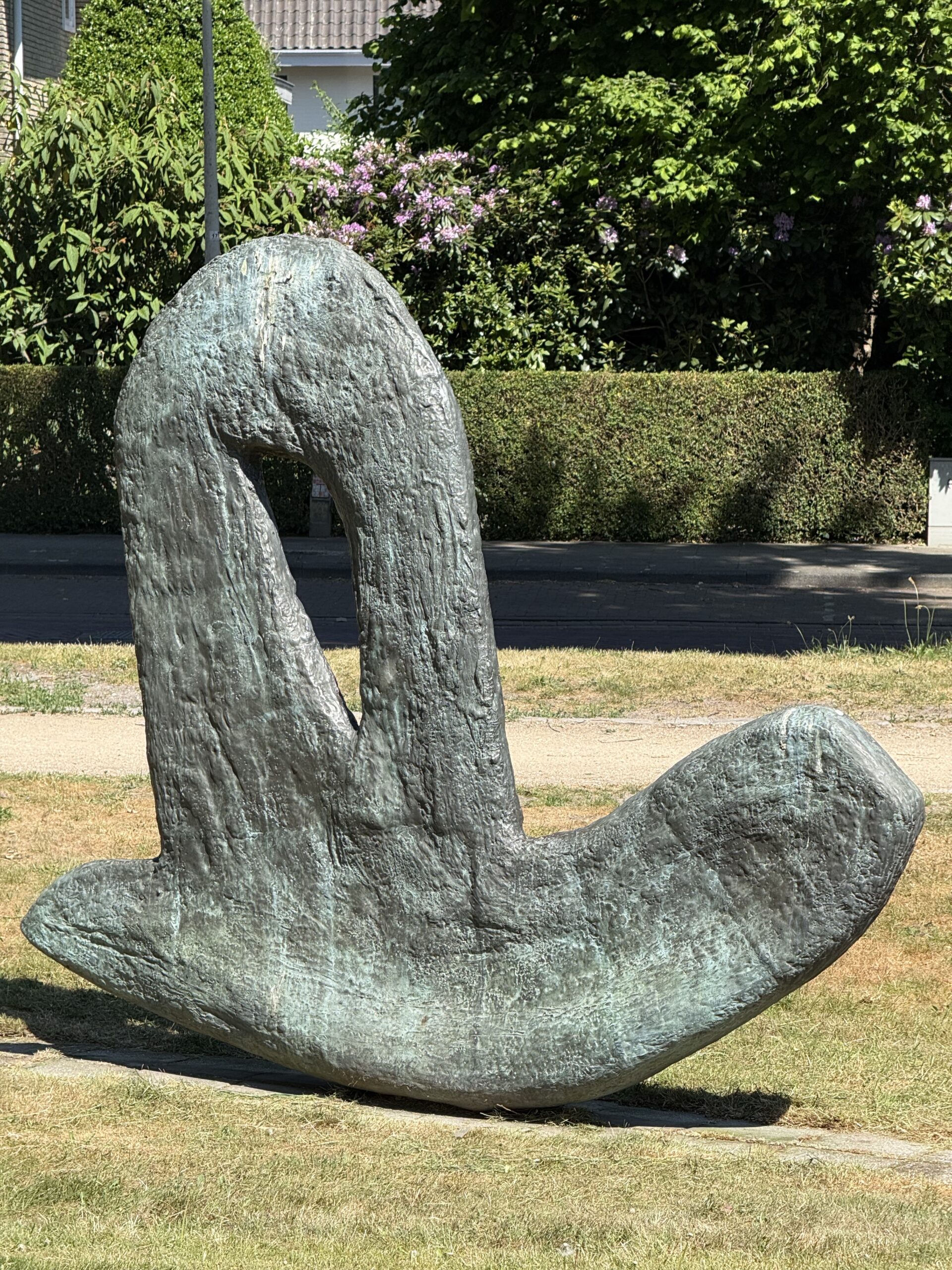 Sculptuur in een park op zonnige dag - Bergen op Zoom