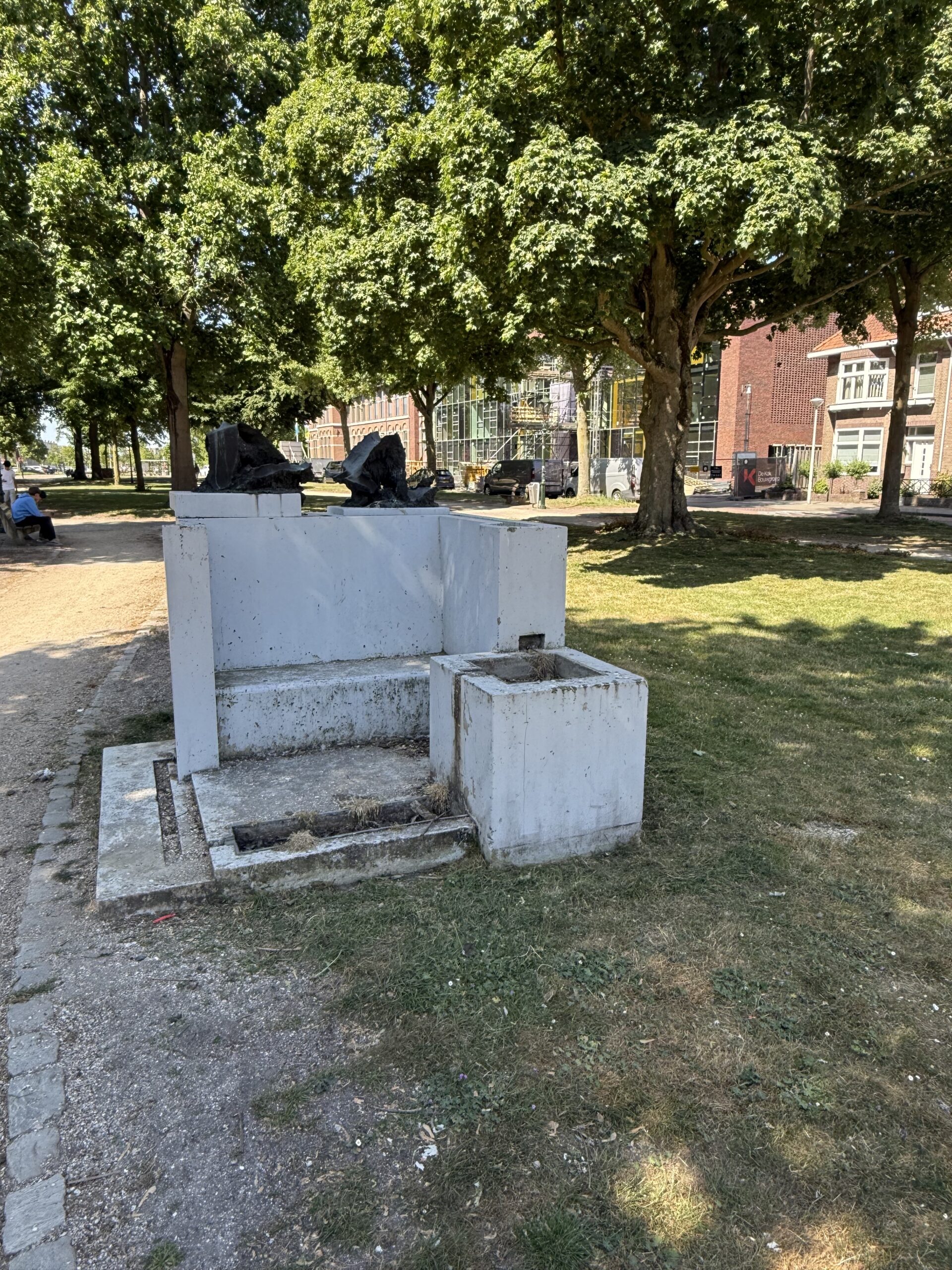 Parkbank onder schaduwrijke bomen - Bergen op Zoom