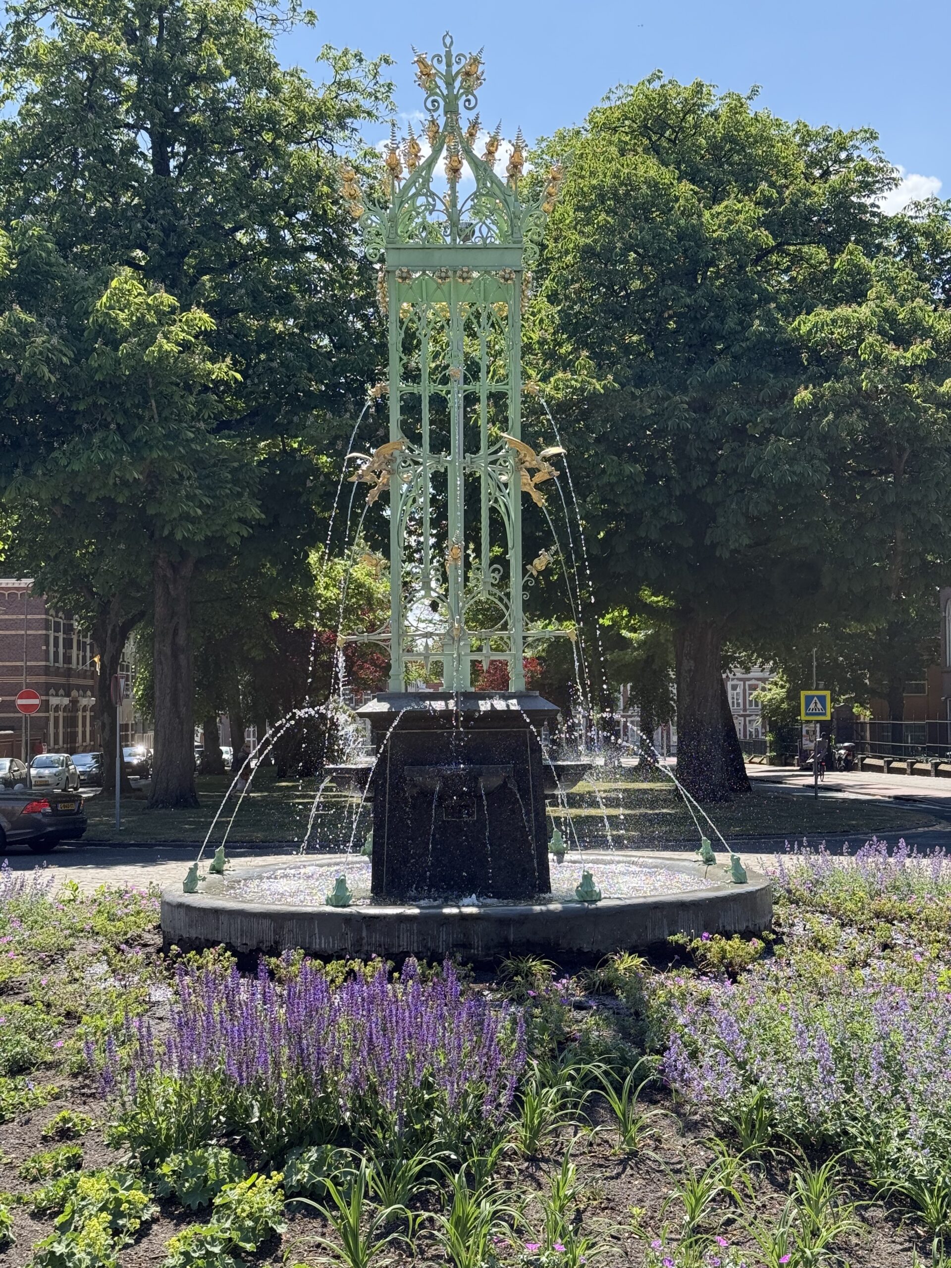 Decoratieve fontein met bloemen in park - Bergen op Zoom