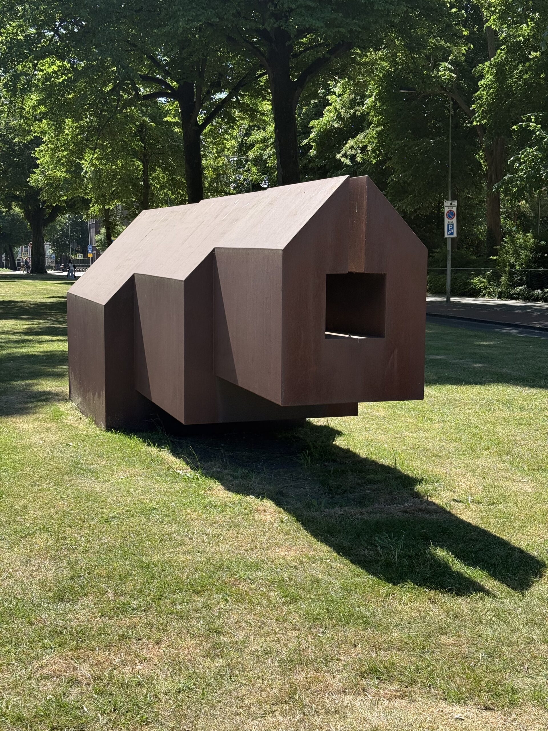 Metalen sculptuur in groene omgeving - Bergen op Zoom