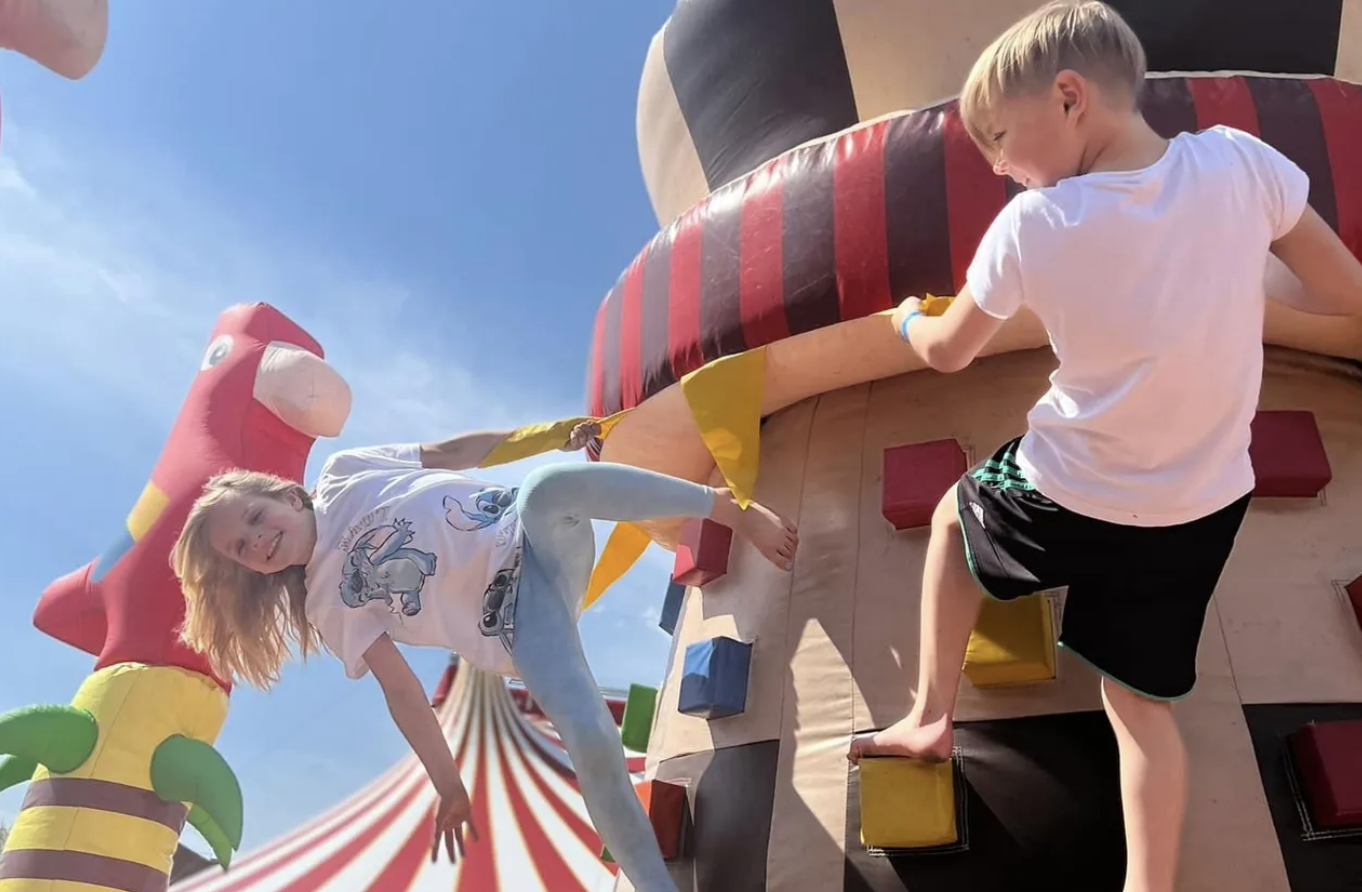 Kinderen spelen op springkussen bij zonnig weer - Bergen op Zoom