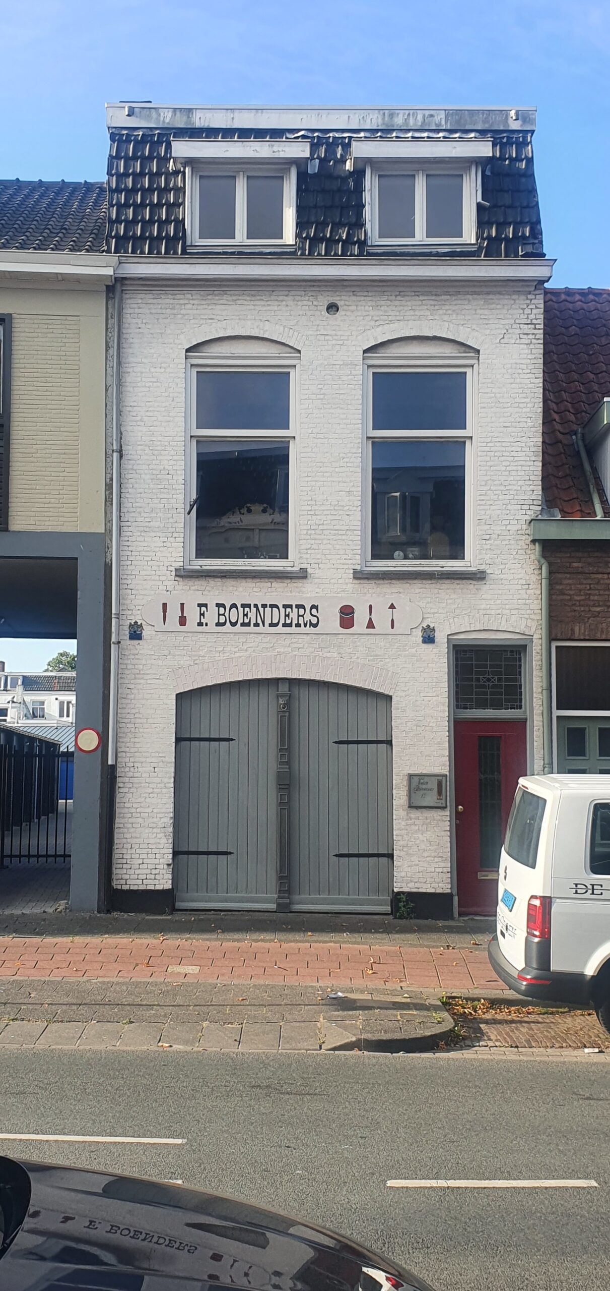 Oude gevel van wit gebouw - Bergen op Zoom