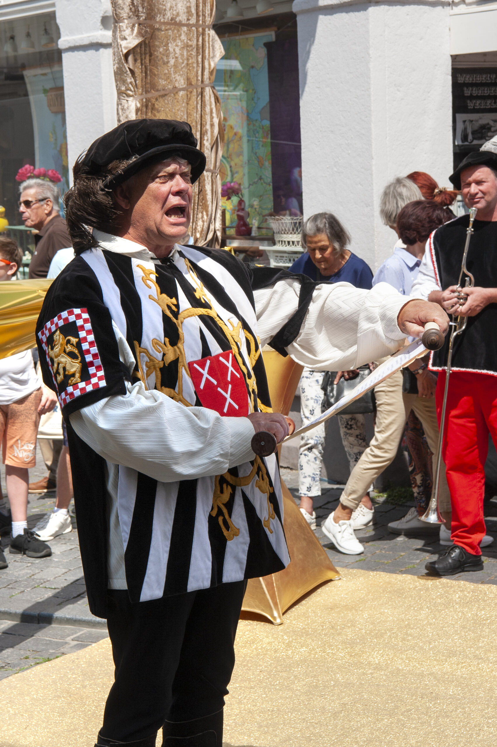 Man in historisch kostuum geeft straatoptreden - Bergen op Zoom