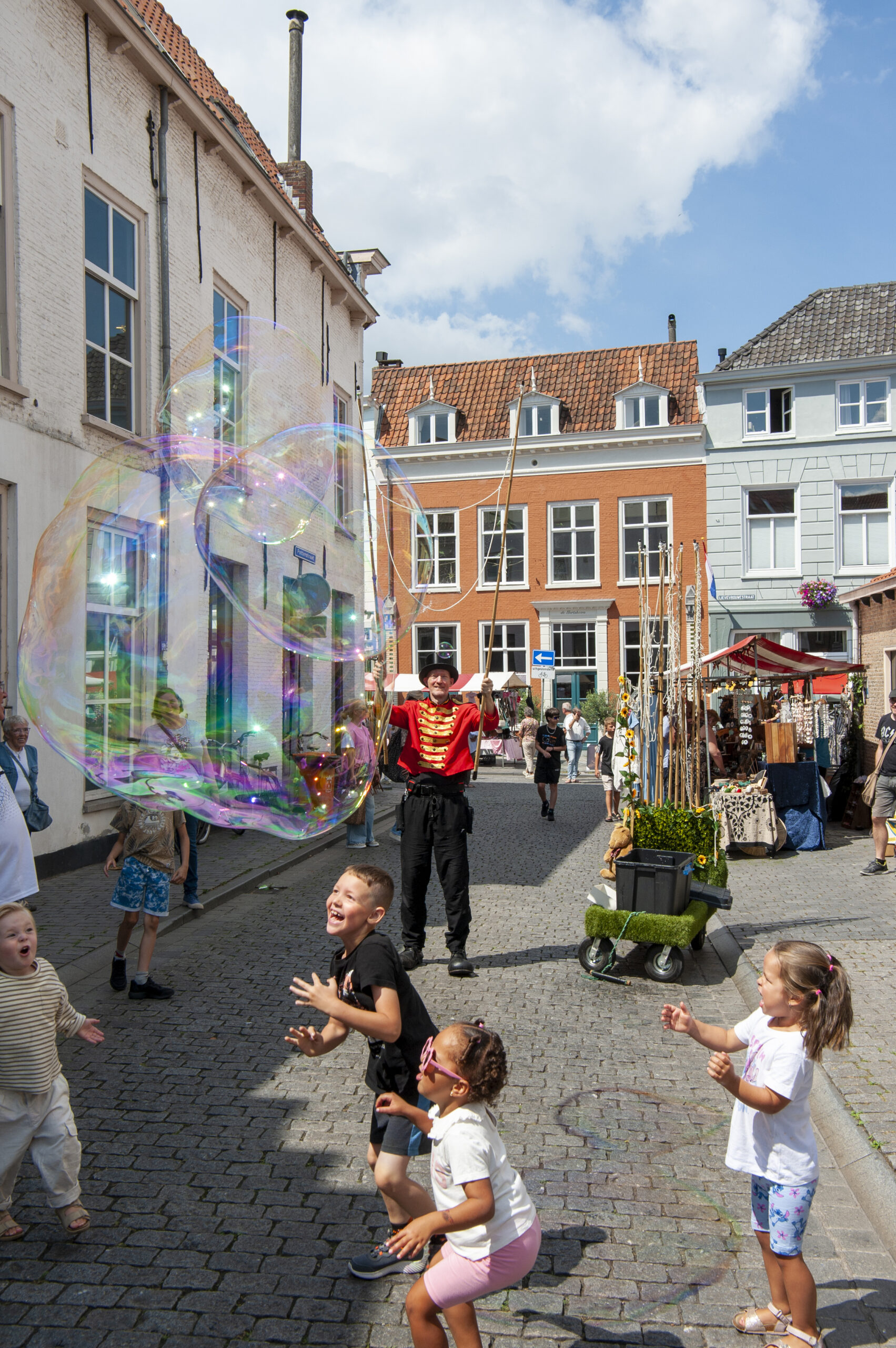 Kinderen spelen met gigantische bellen - Bergen op Zoom