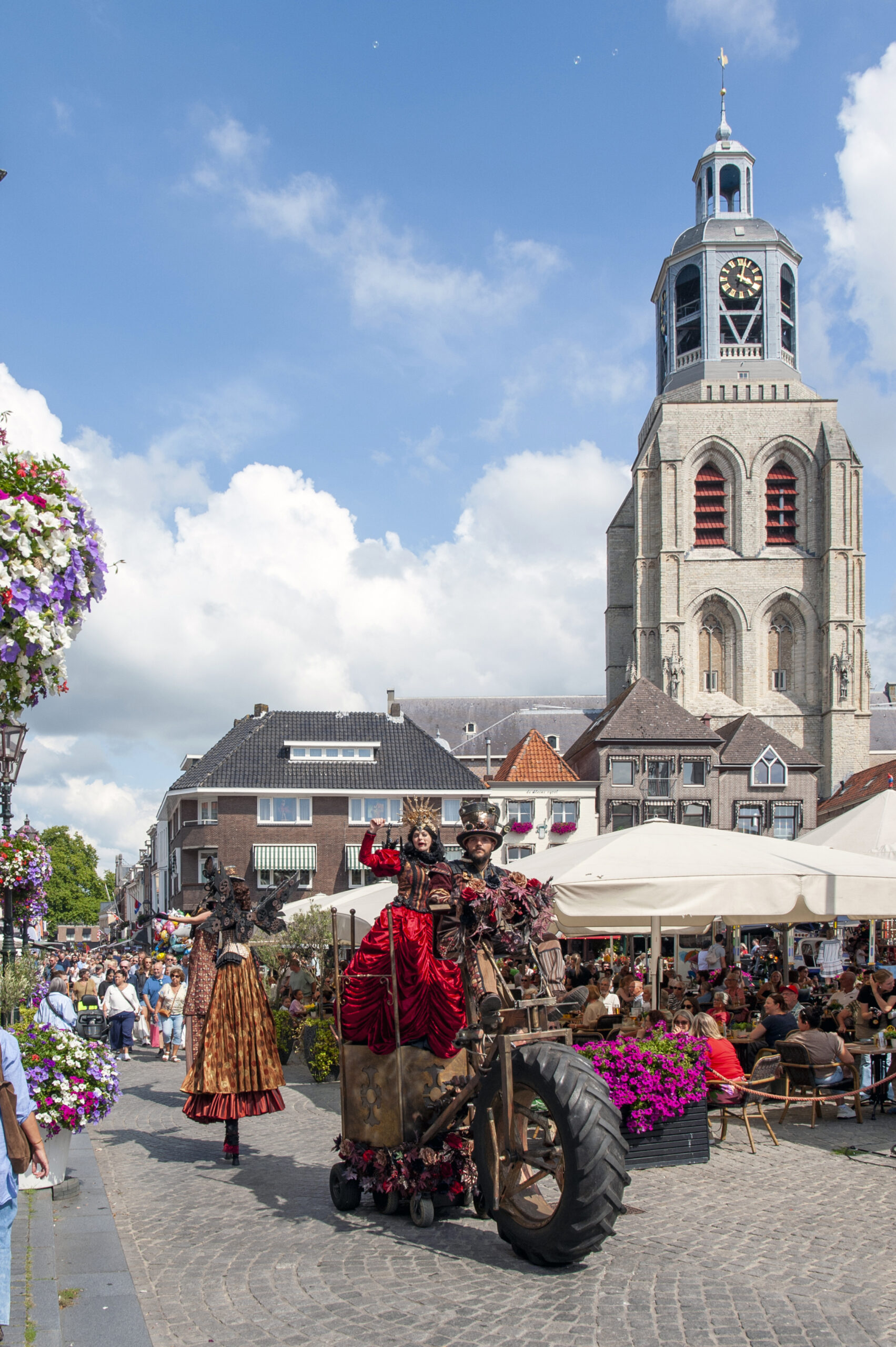Straatoptreden met kerk op achtergrond - Bergen op Zoom