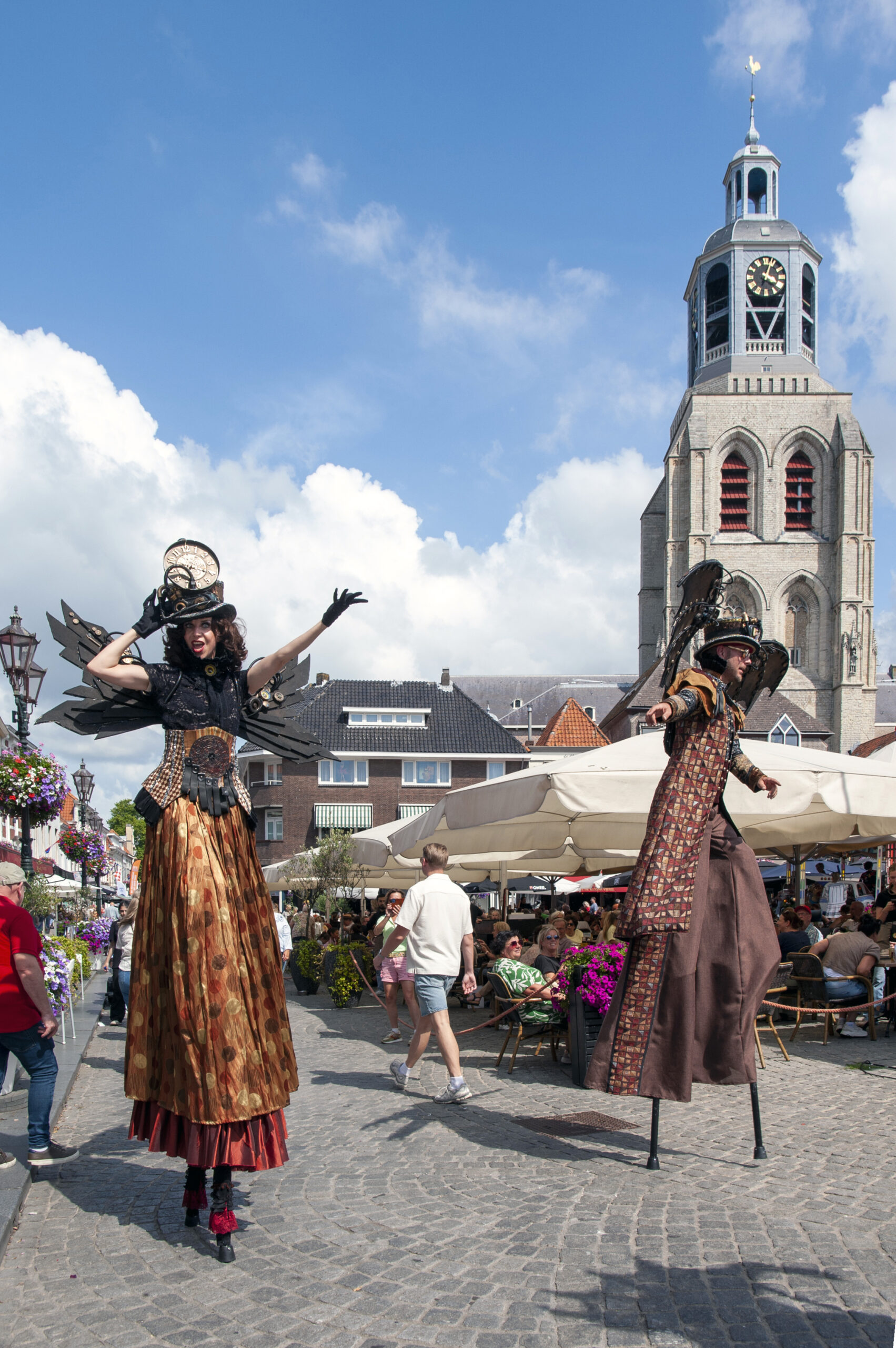 Twee mensen op stelten bij kerk - Bergen op Zoom