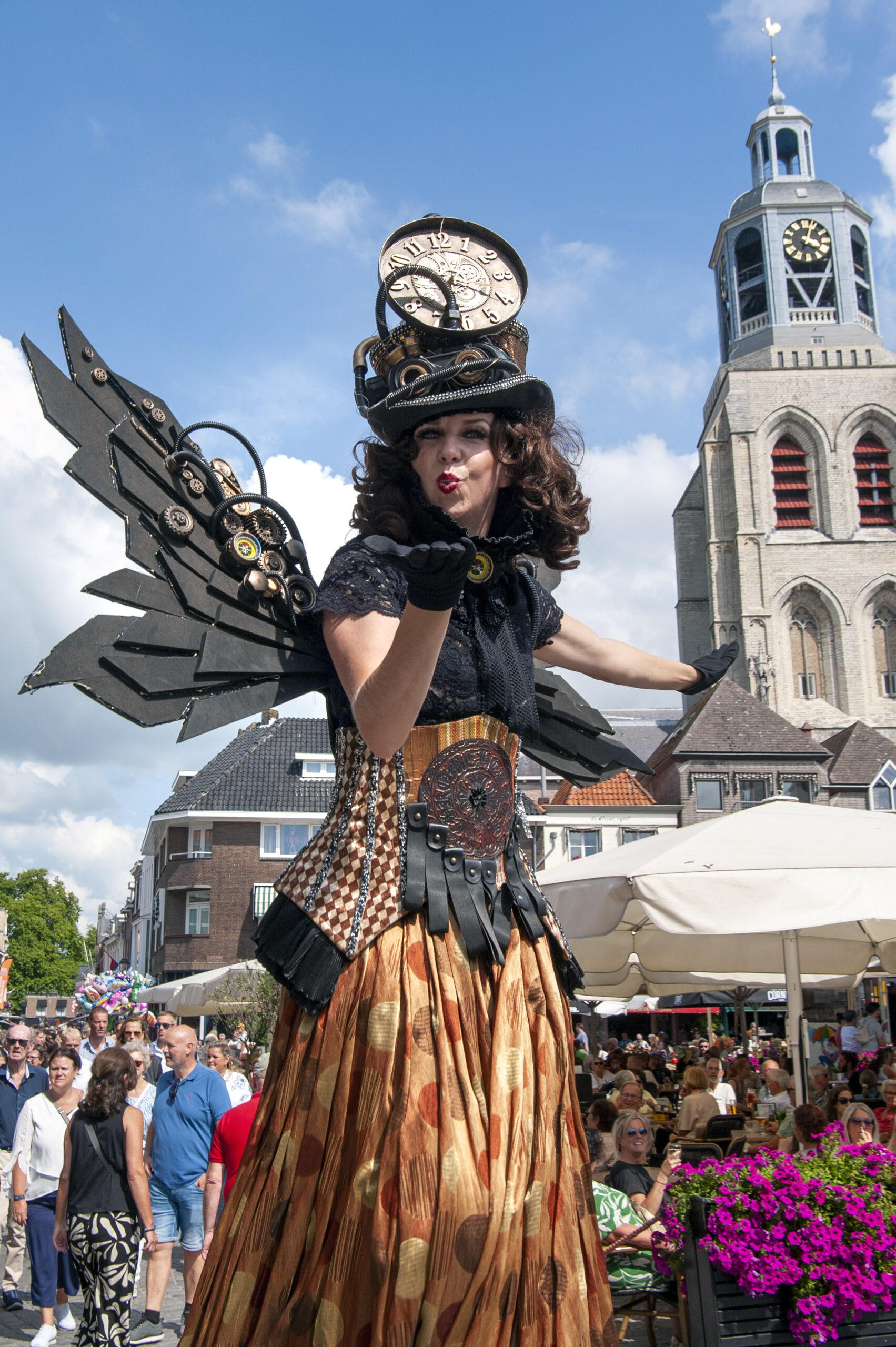 Straatartiest in kleurrijk kostuum en klokhoed - Bergen op Zoom