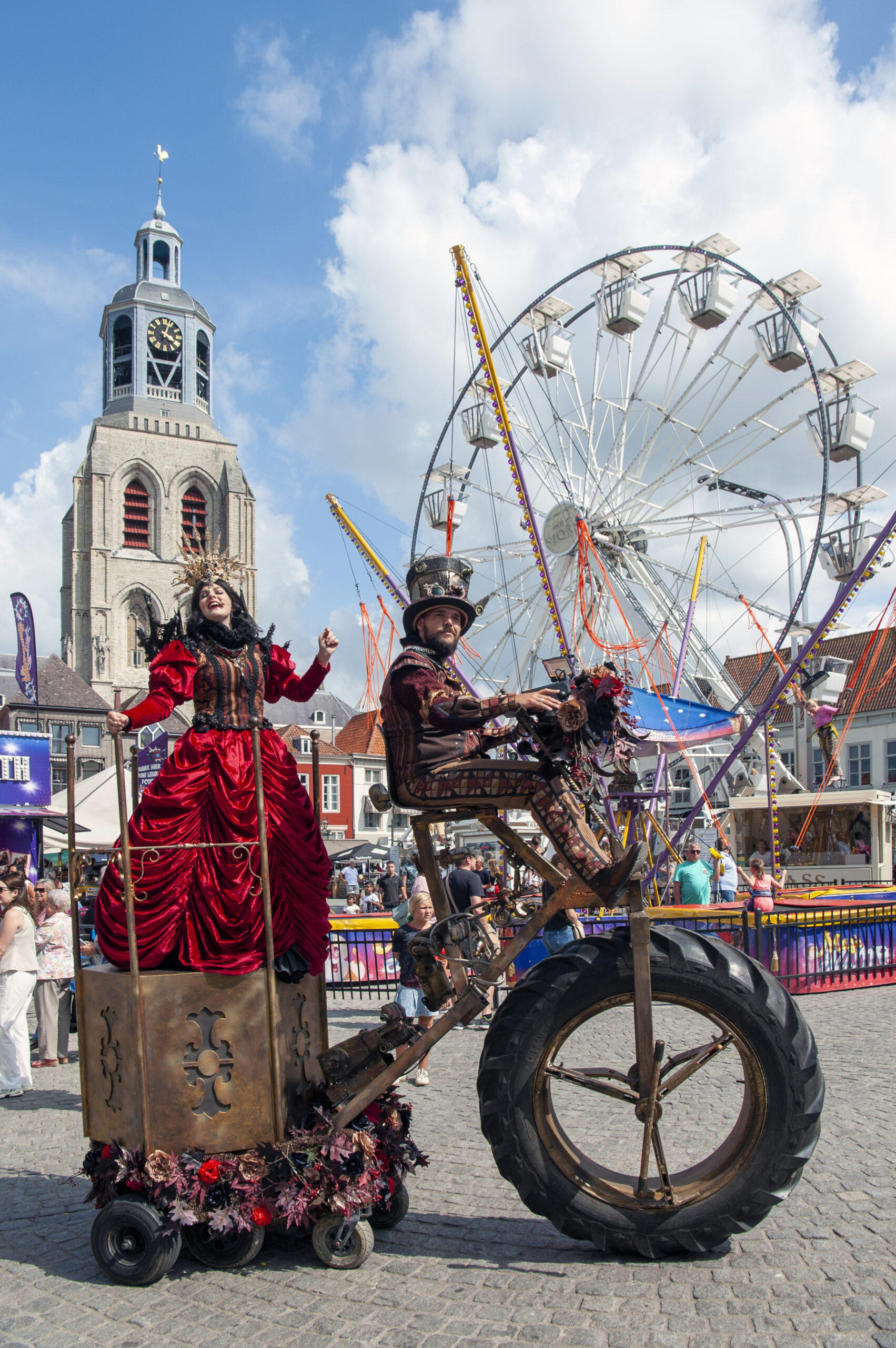 Straatartiesten optreden bij het kermisfestival - Bergen op Zoom