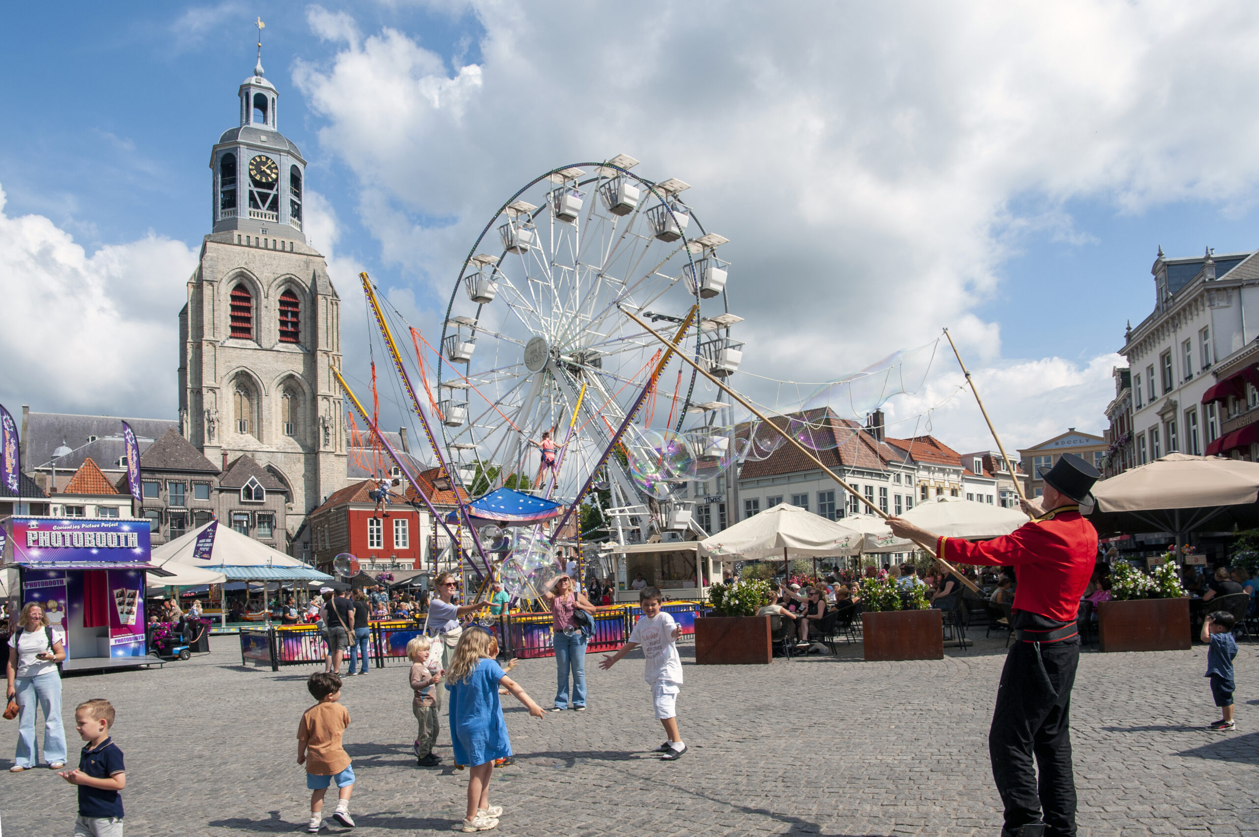 Kermis op centrale plein met reuzenrad - Bergen op Zoom