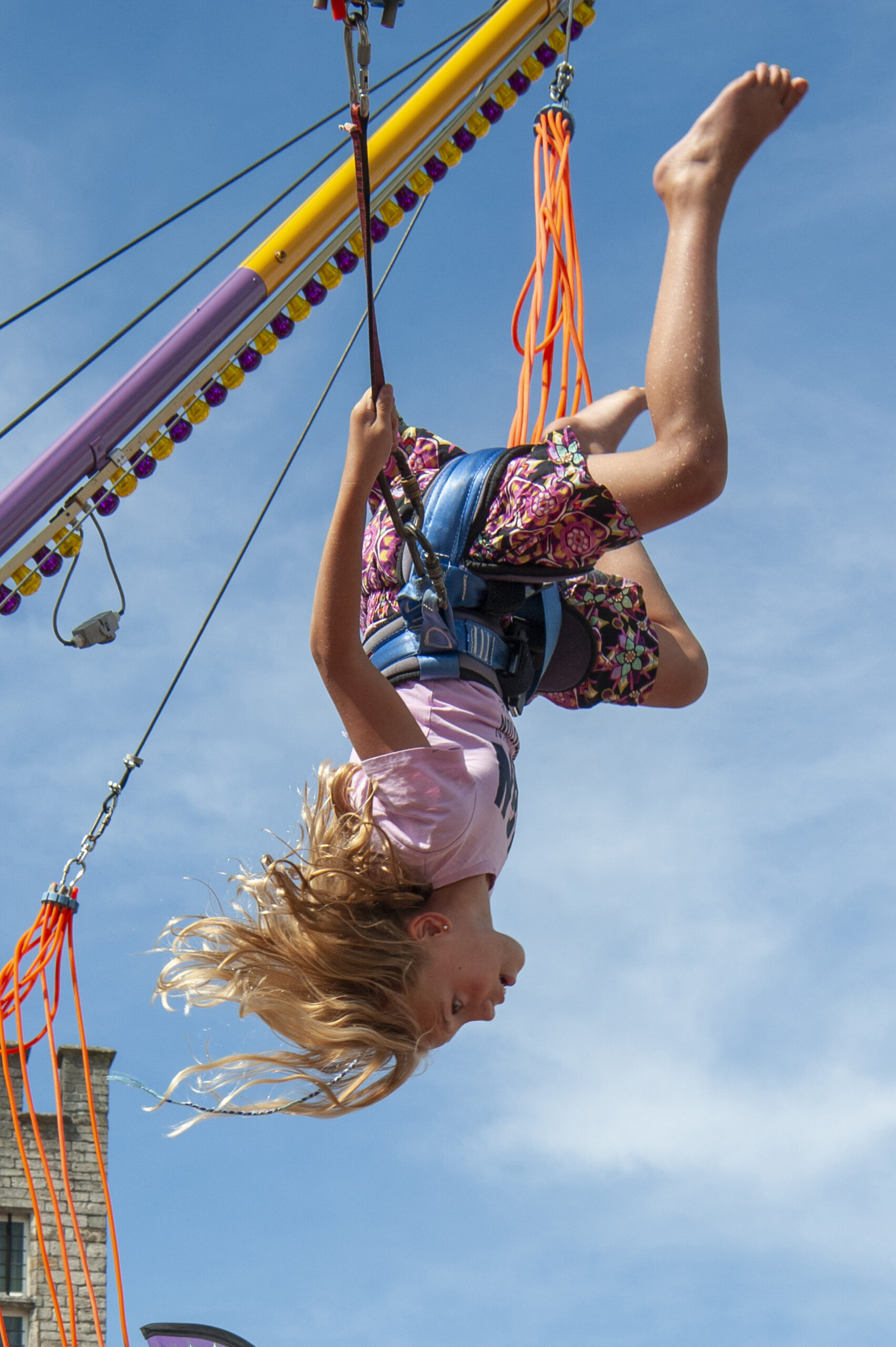 Kind speelt op trampoline met blauwe lucht - Bergen op Zoom