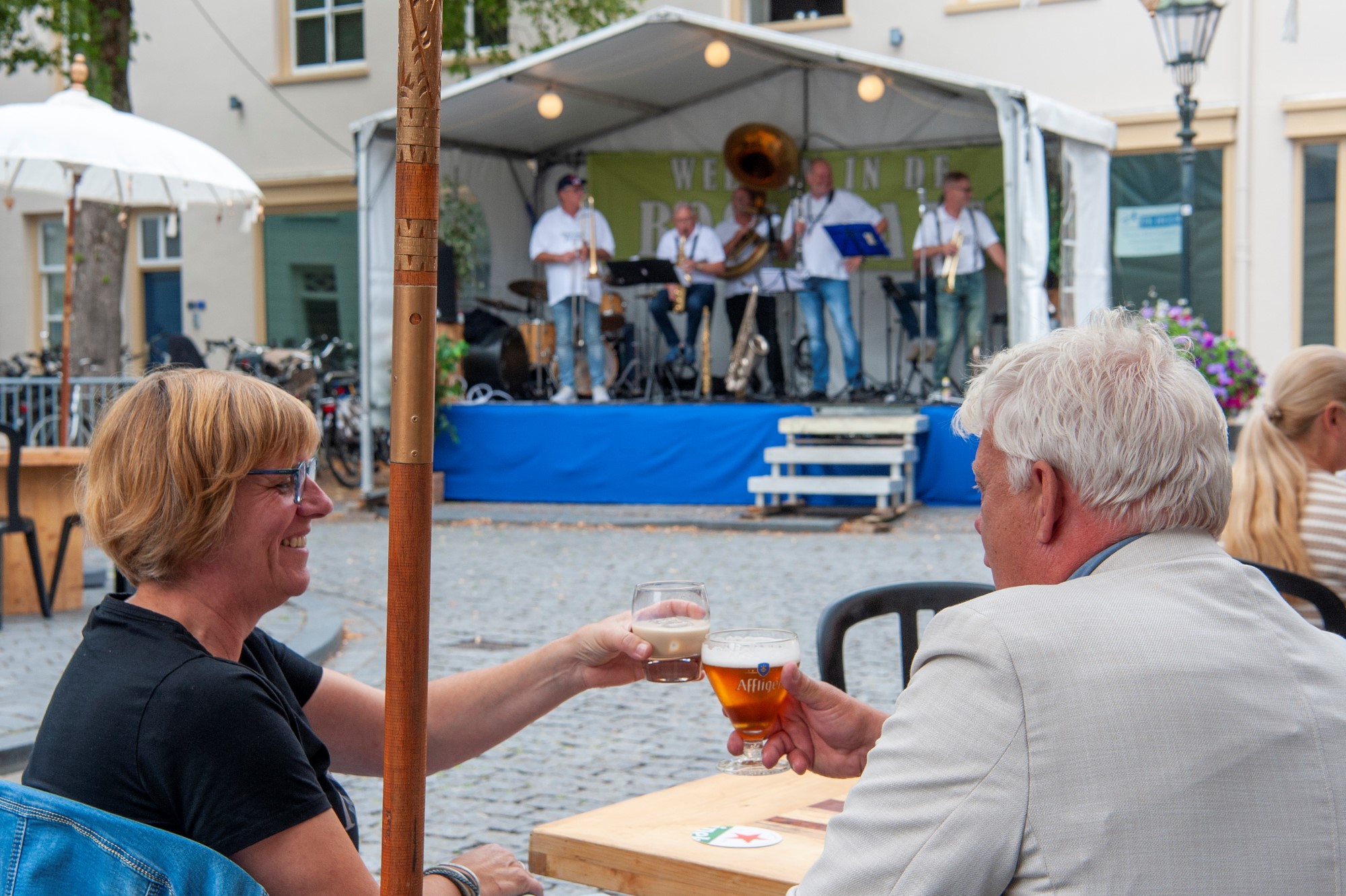 Mensen genieten van muziek en bier - Bergen op Zoom