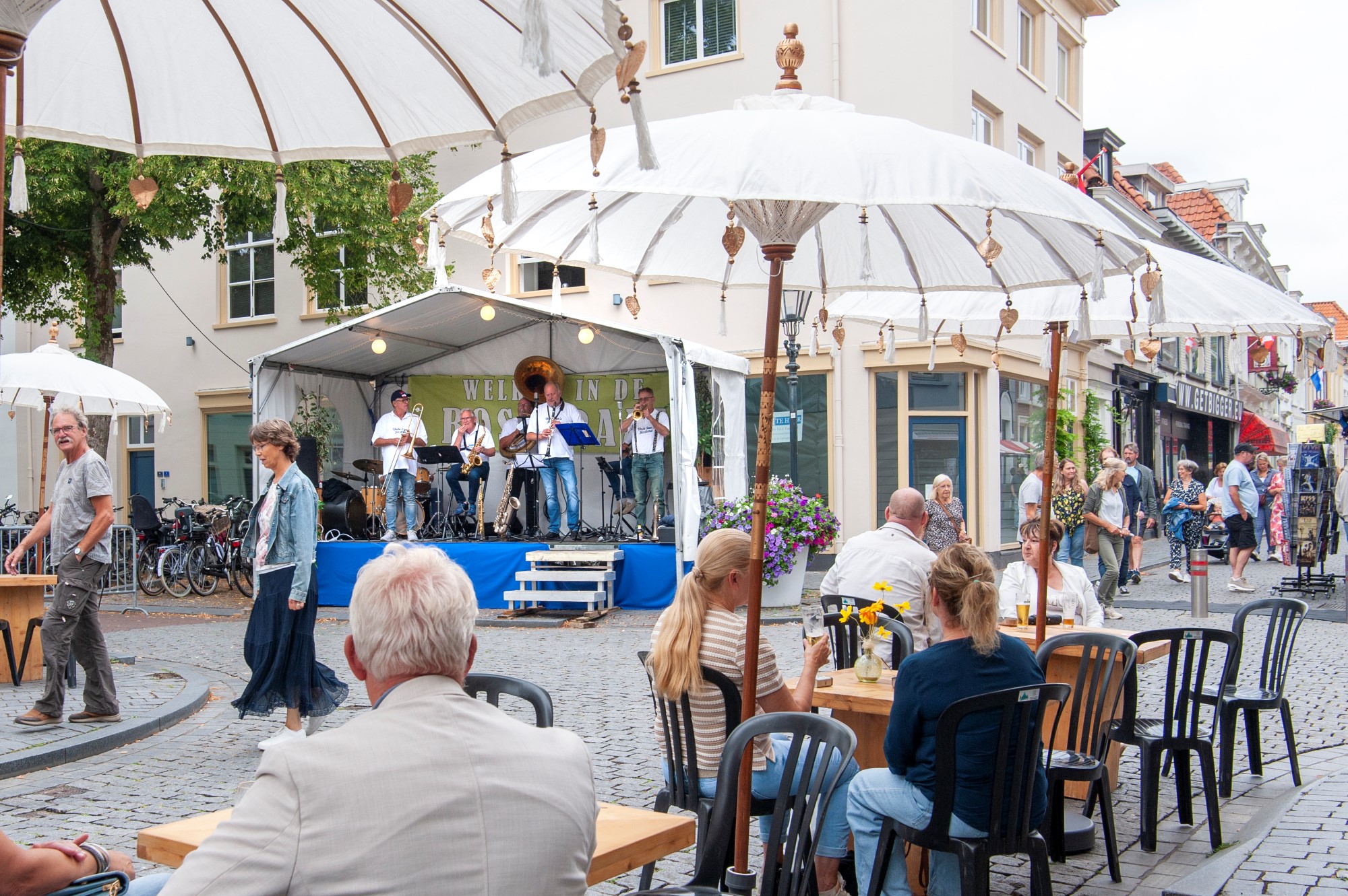 Mensen genieten van muziek op terras - Bergen op Zoom