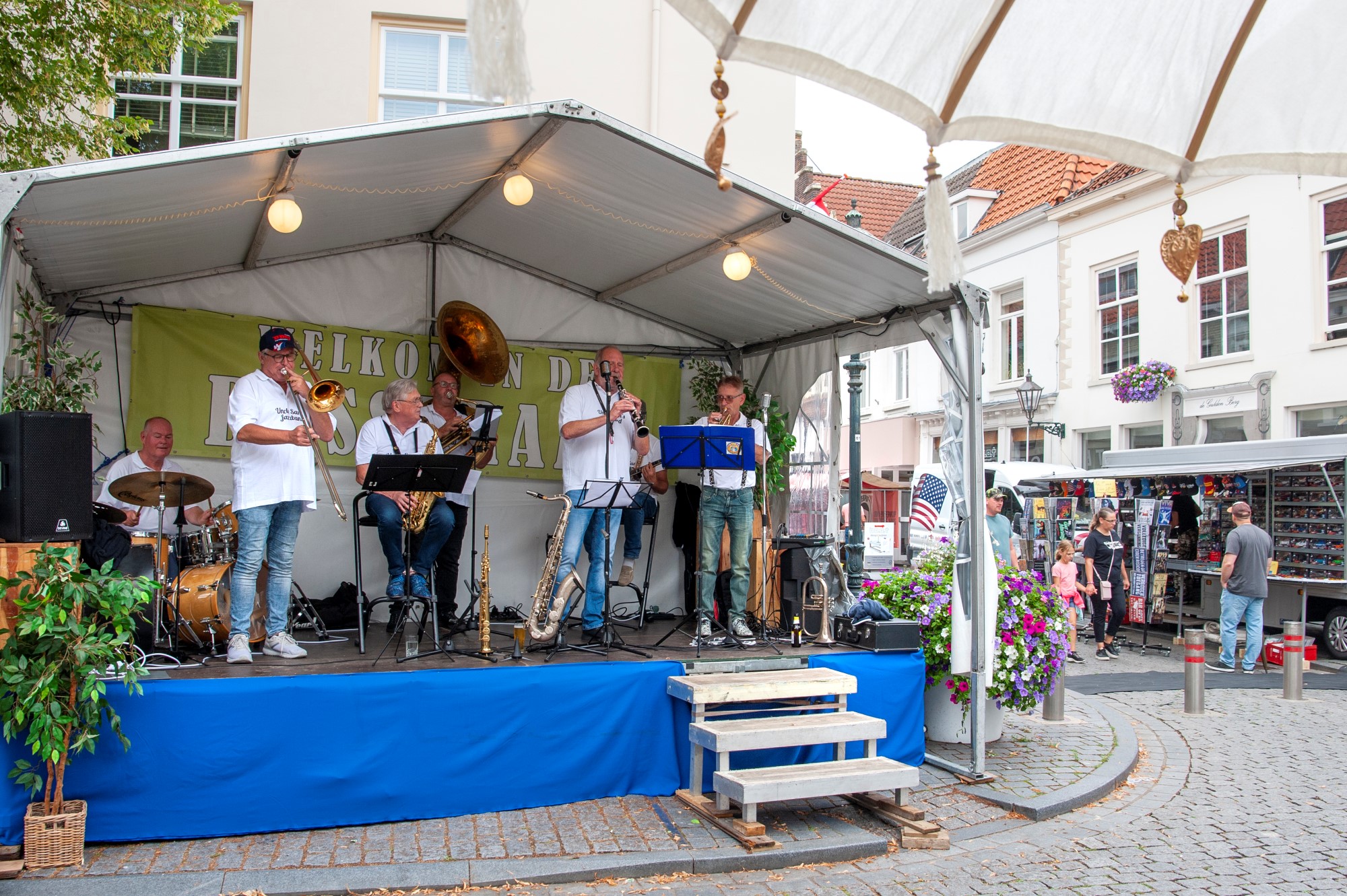 Muziekbandoptreden op stadsfestival podium - Bergen op Zoom