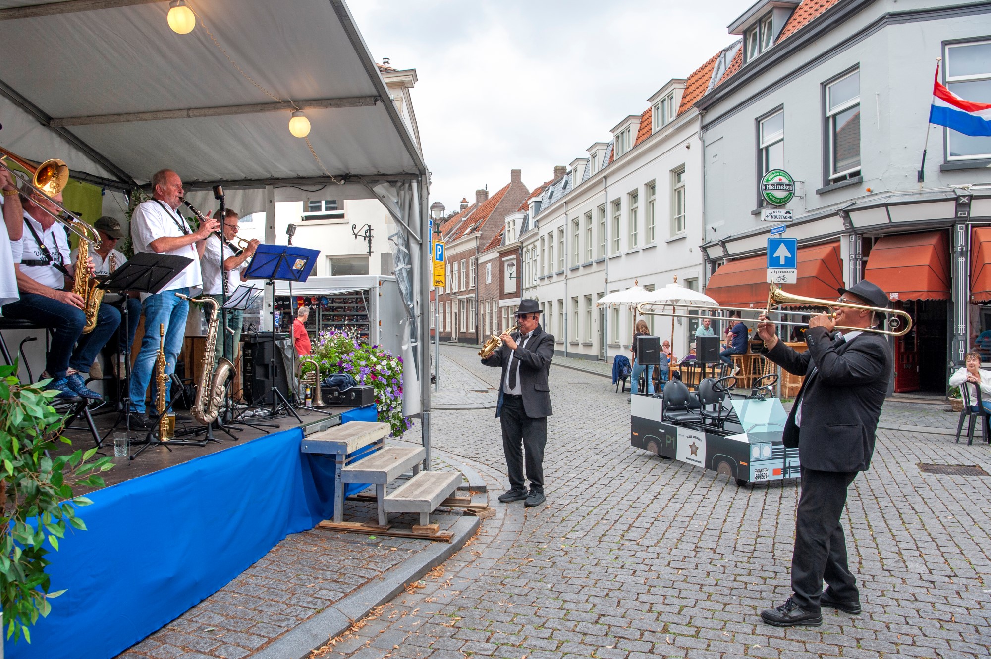 Straatmuzikanten spelen voor enthousiast publiek - Bergen op Zoom