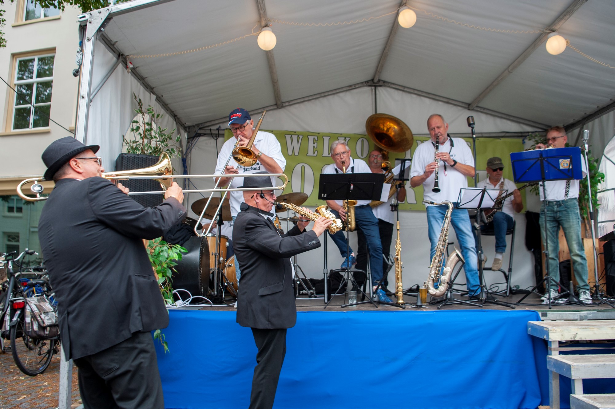 Muziekband speelt live optreden op festival - Bergen op Zoom