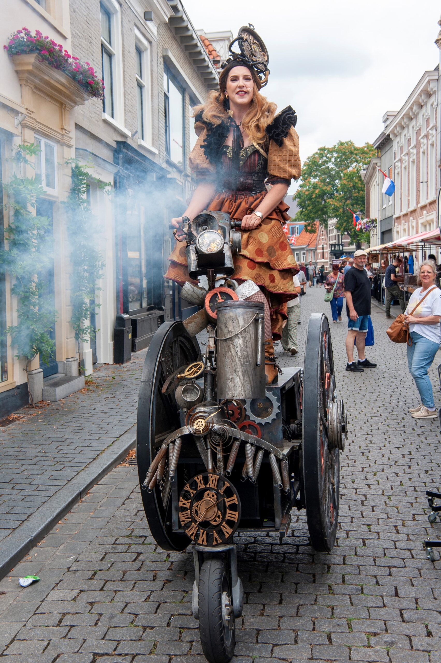 Vrouw in steampunk-kostuum op festijn - Bergen op Zoom