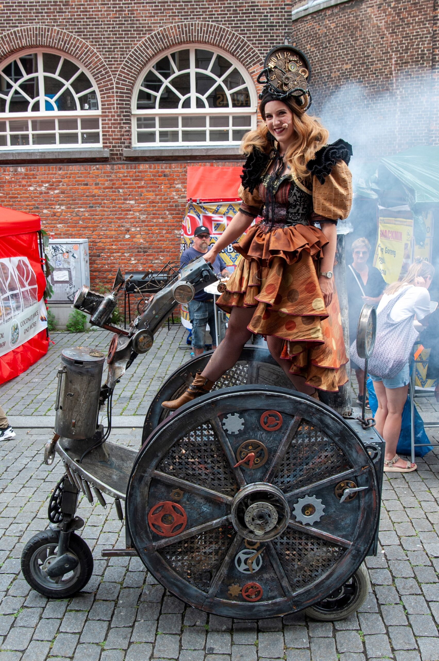 Vrouw in steampunk kleding op fiets - Bergen op Zoom
