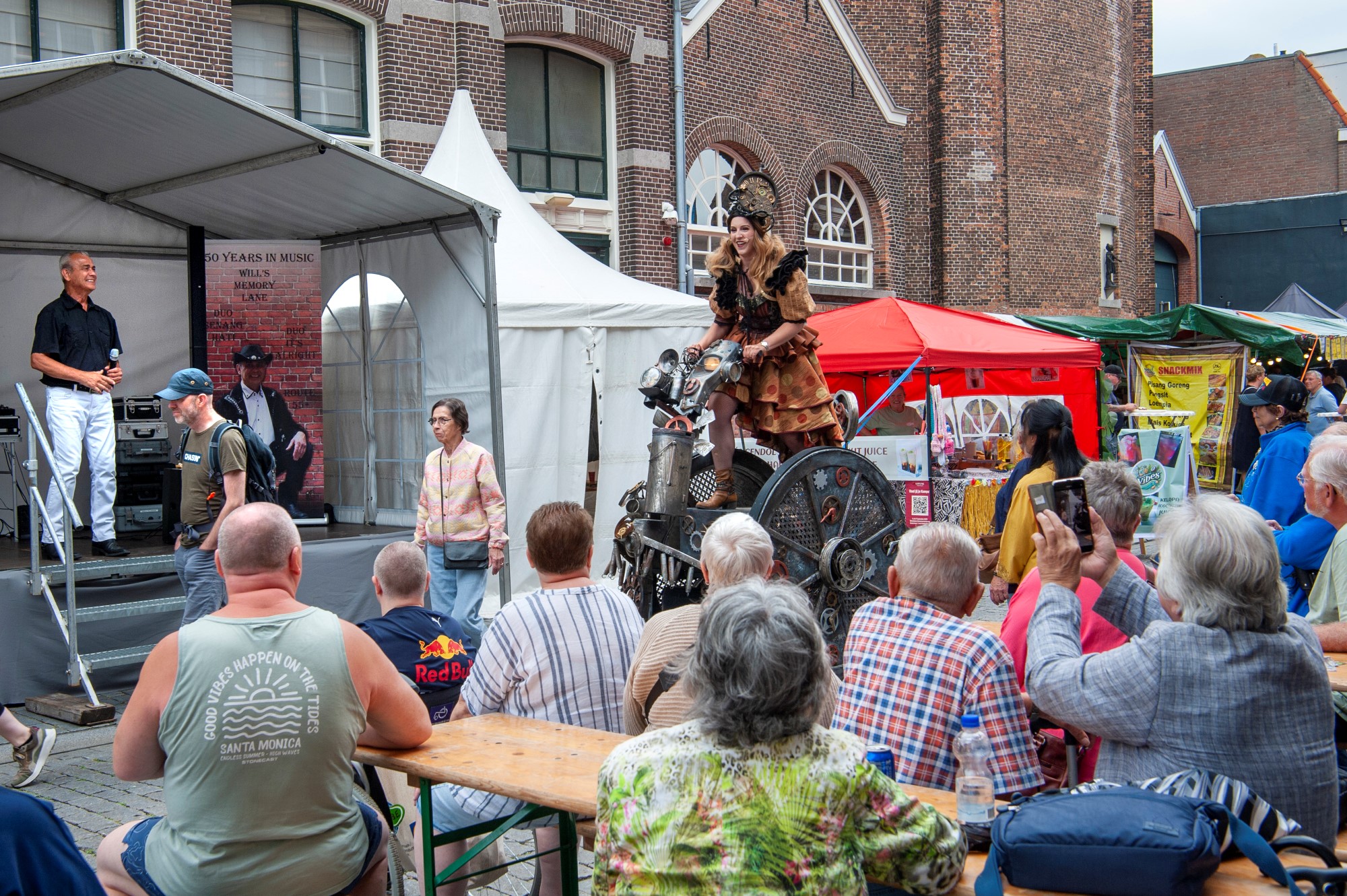 Publiek geniet van een straatvoorstelling - Bergen op Zoom