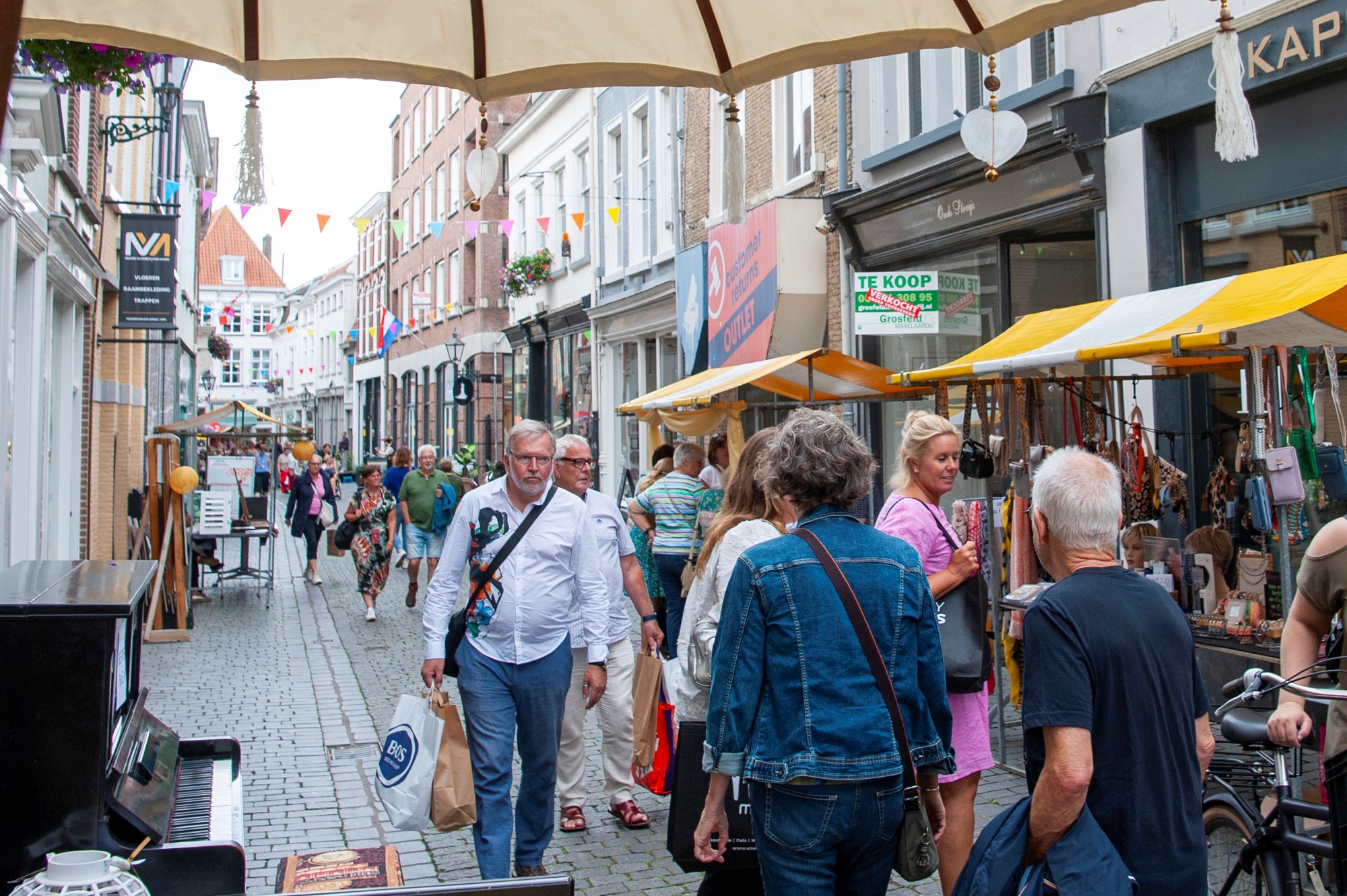 Drukke winkelstraat met mensen en kraampjes - Bergen op Zoom