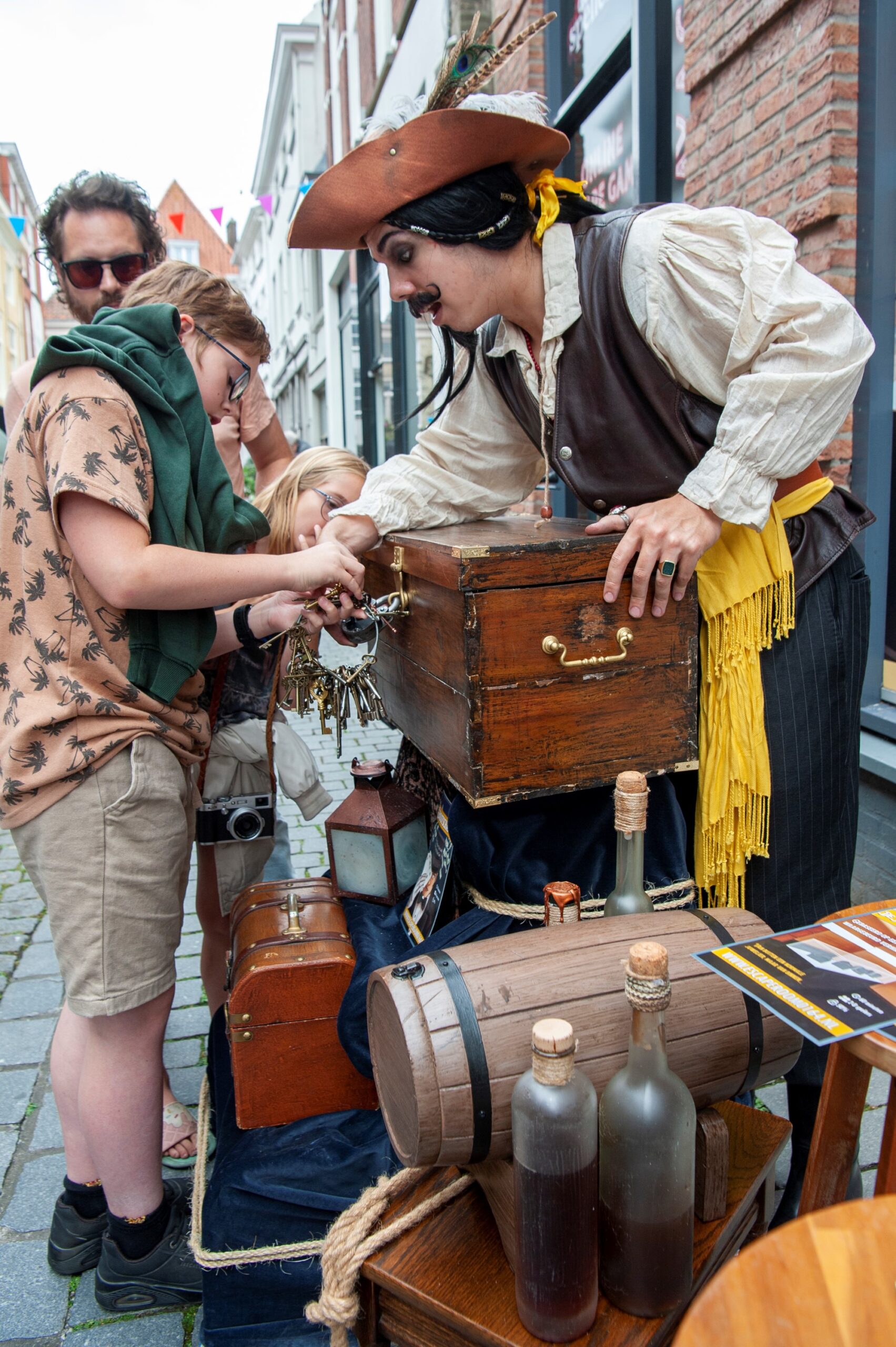Piratenfestival interactie met kinderen op straat - Bergen op Zoom