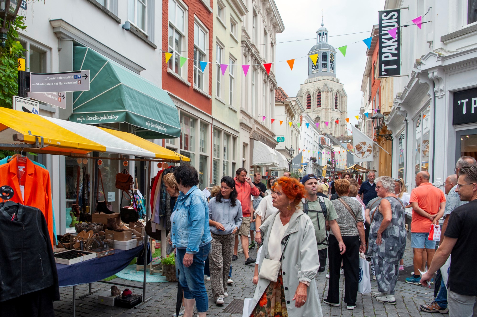 Straatmarkt met bezoekers en historische kerk - Bergen op Zoom