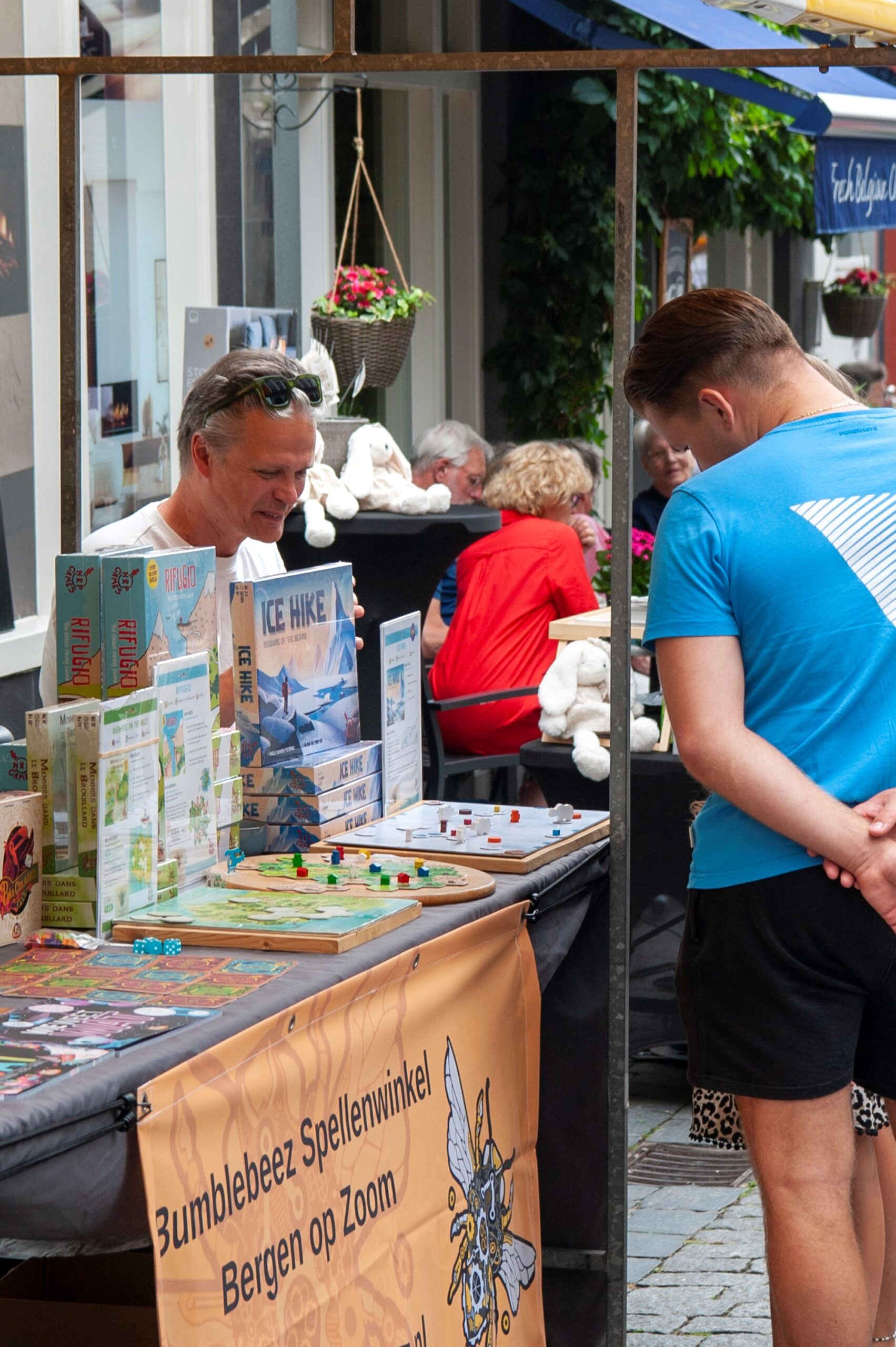 Man voor bordspellenkraam op straatmarkt - Bergen op Zoom