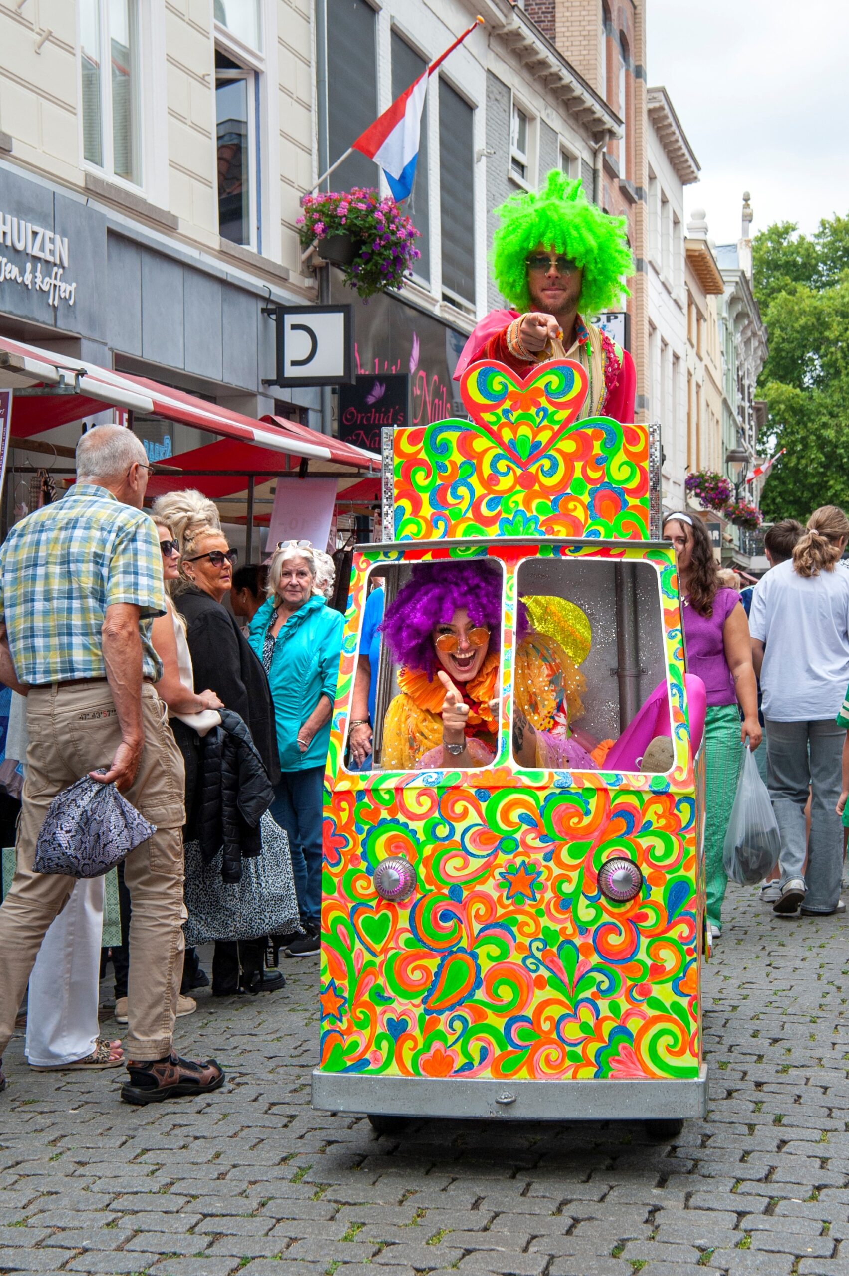 Carnavalsviering met kleurrijke kleding en optocht - Bergen op Zoom