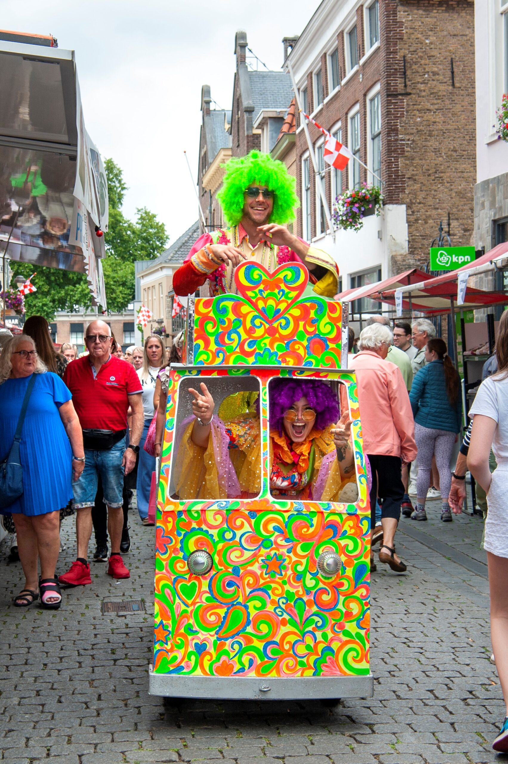 Carnavalsviering op straat met kleurrijke kostuums - Bergen op Zoom