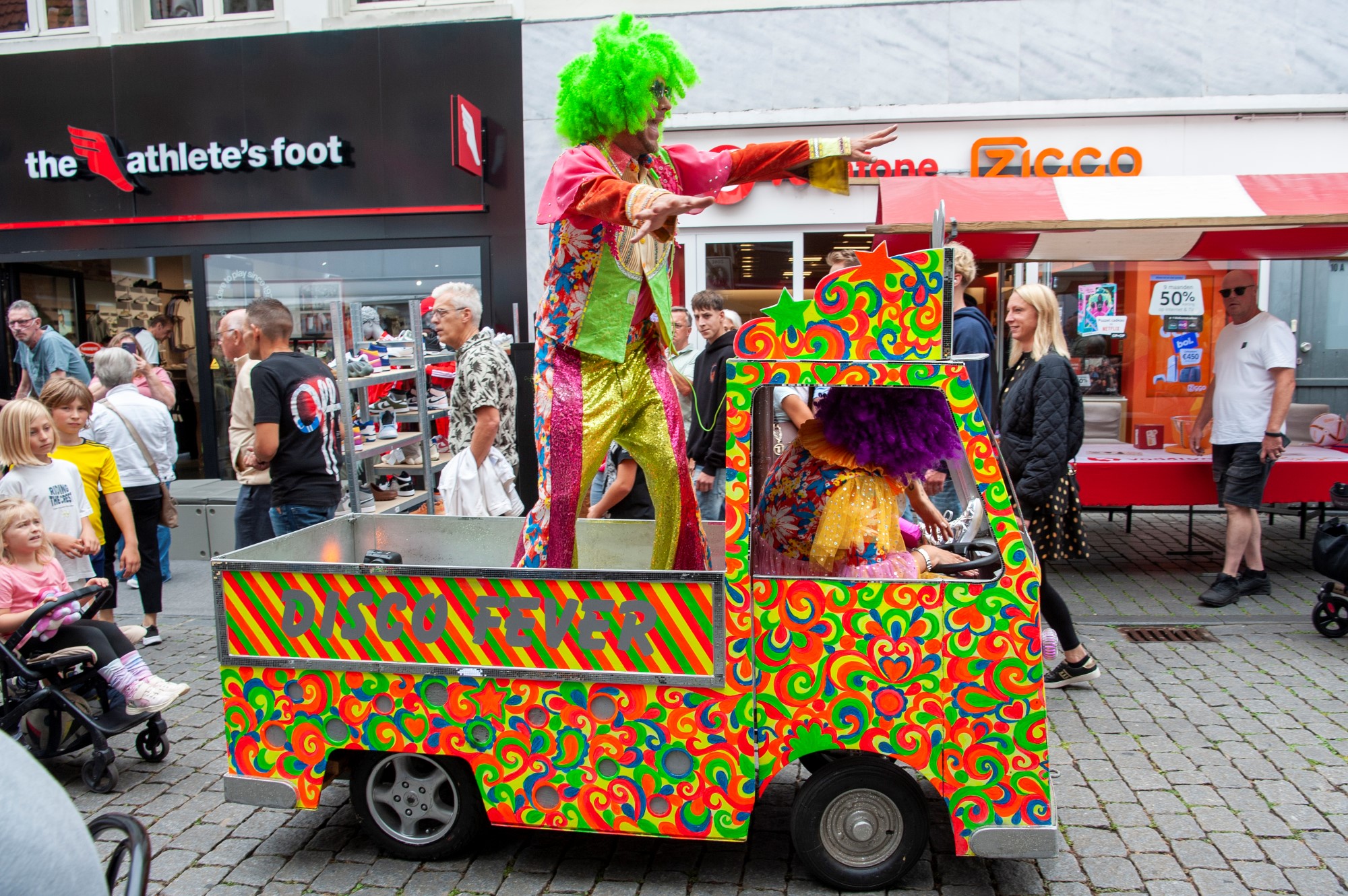 Clown optocht op kleurrijke wagen - Bergen op Zoom