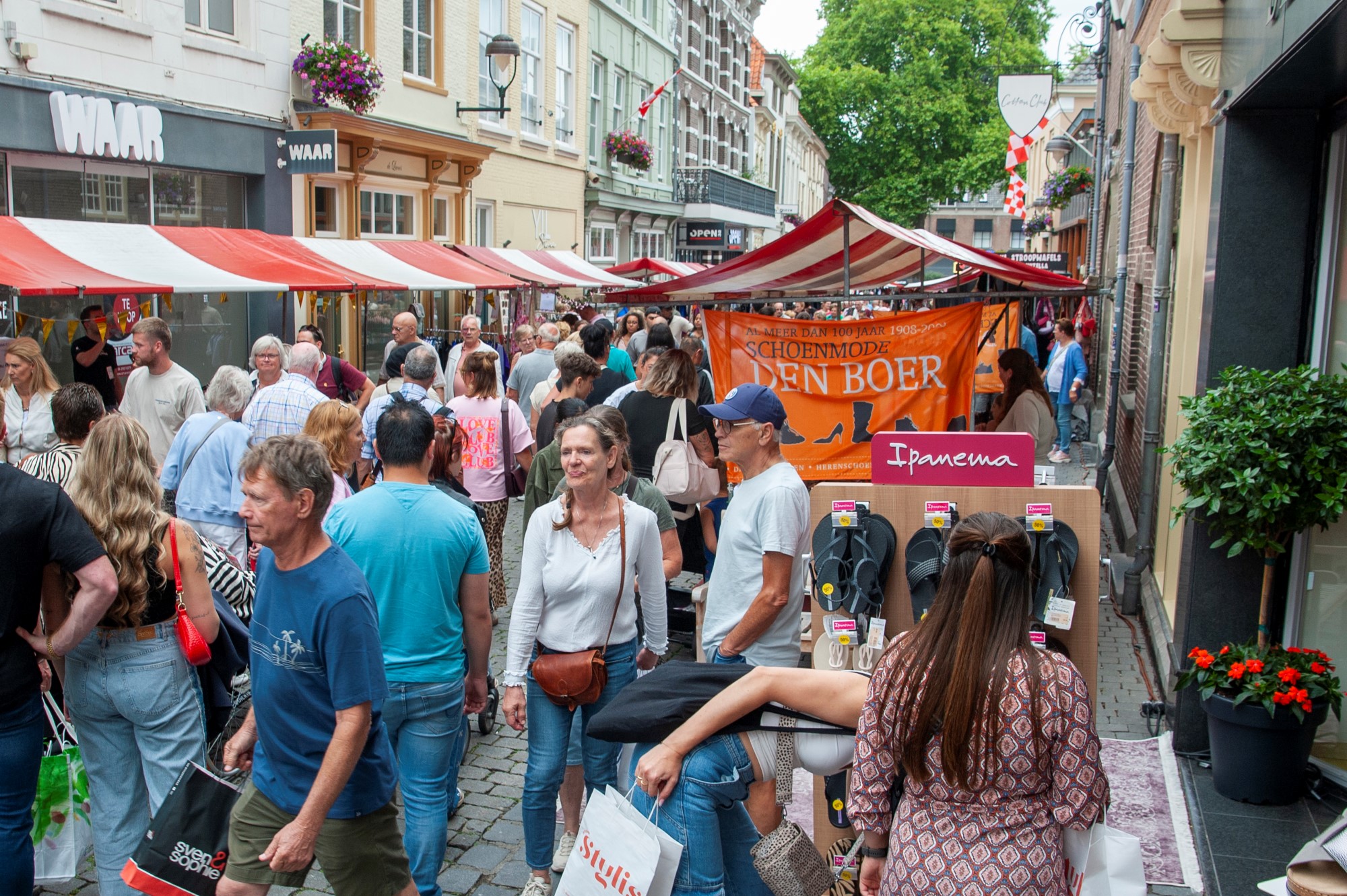 Drukbezochte markt met bezoekers en kraampjes - Bergen op Zoom
