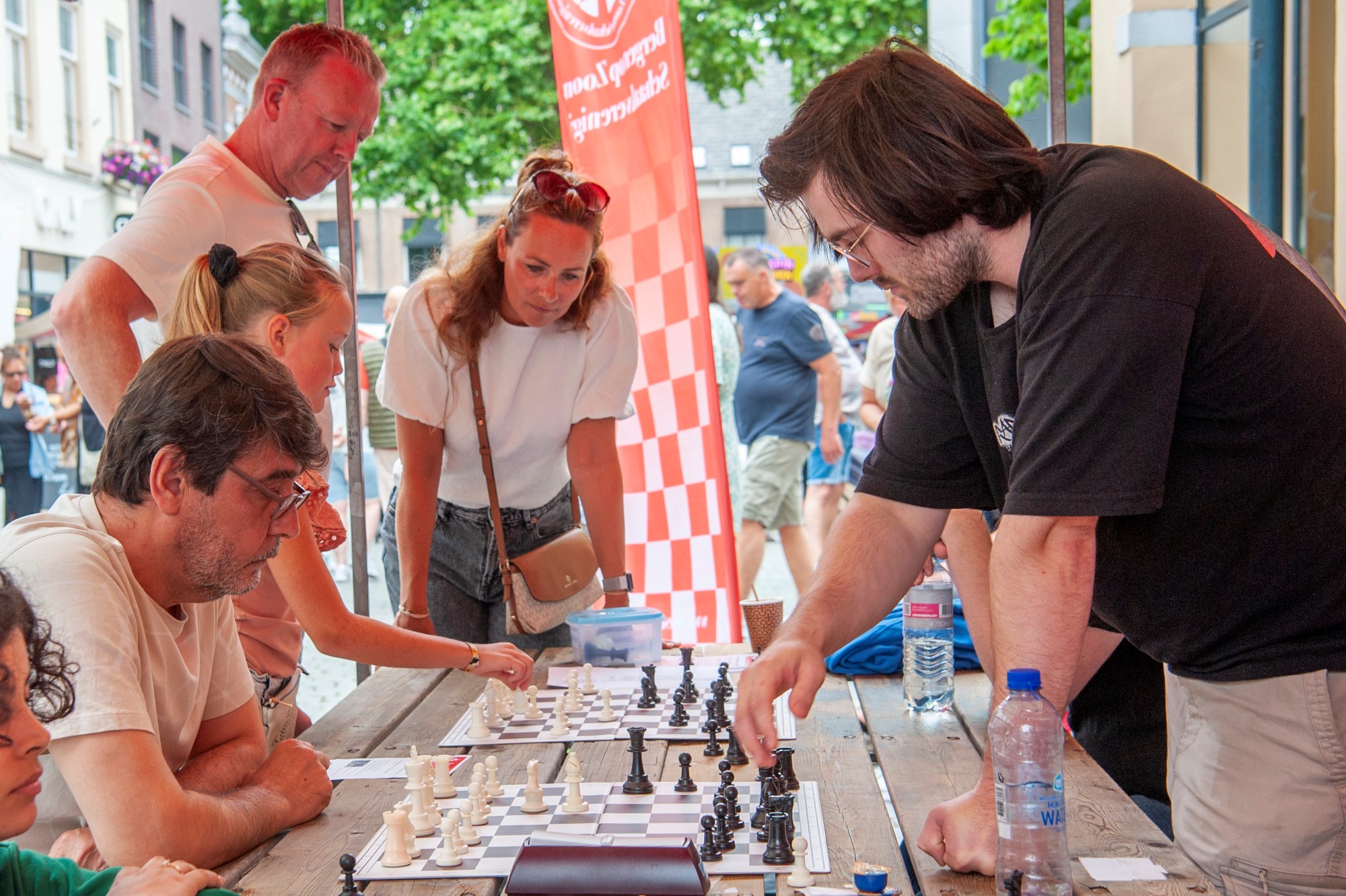 Mensen spelen schaak tijdens evenement - Bergen op Zoom