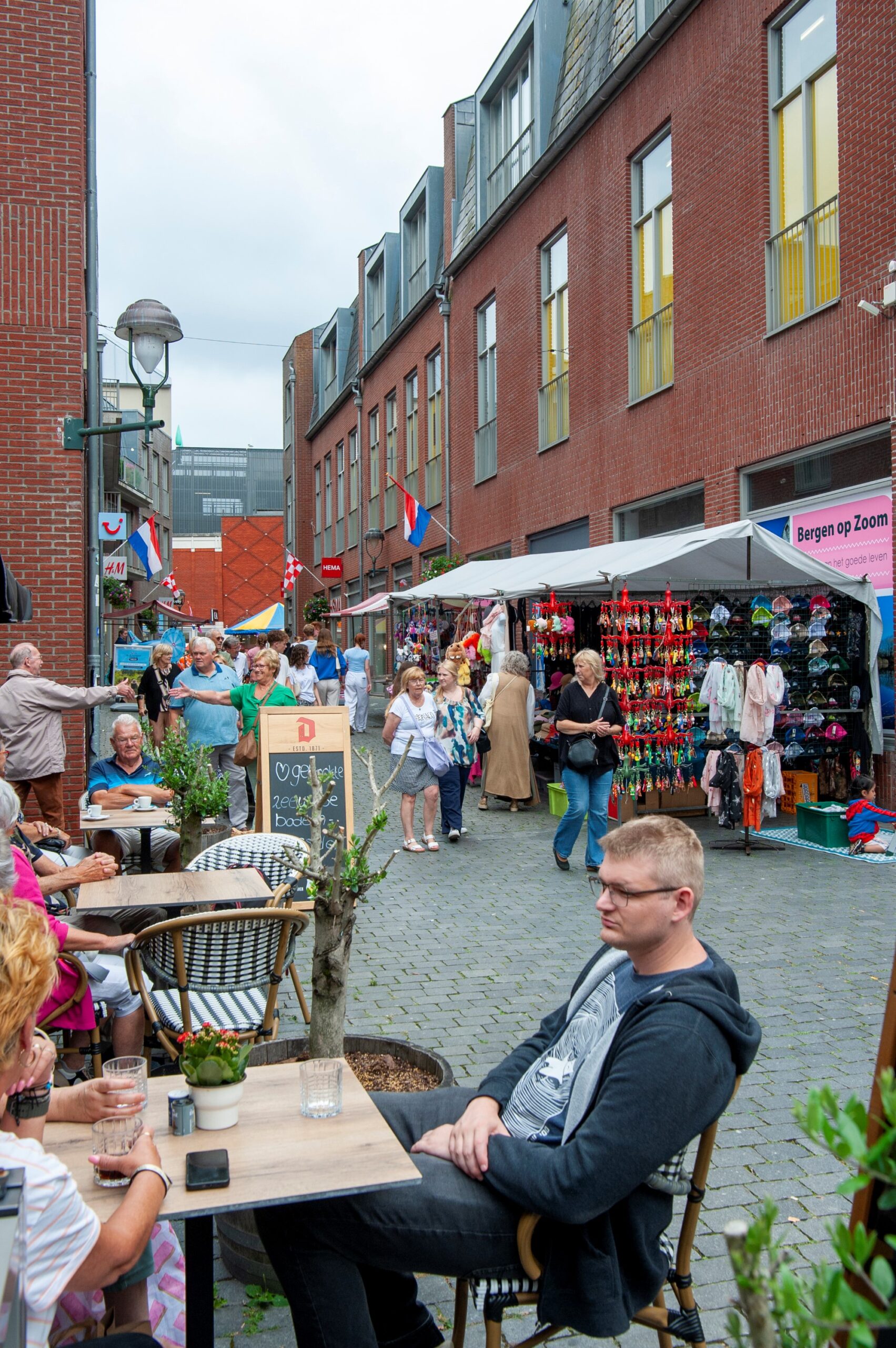 Straatmarkt en horeca in het centrum - Bergen op Zoom