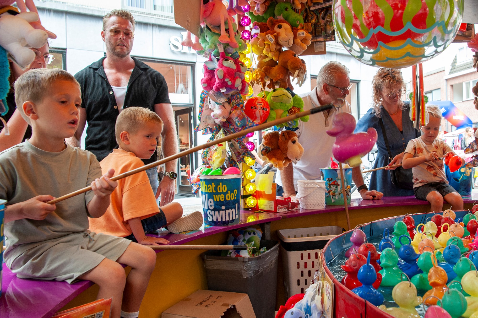 Kinderen spelen hengelspel kermis - Bergen op Zoom